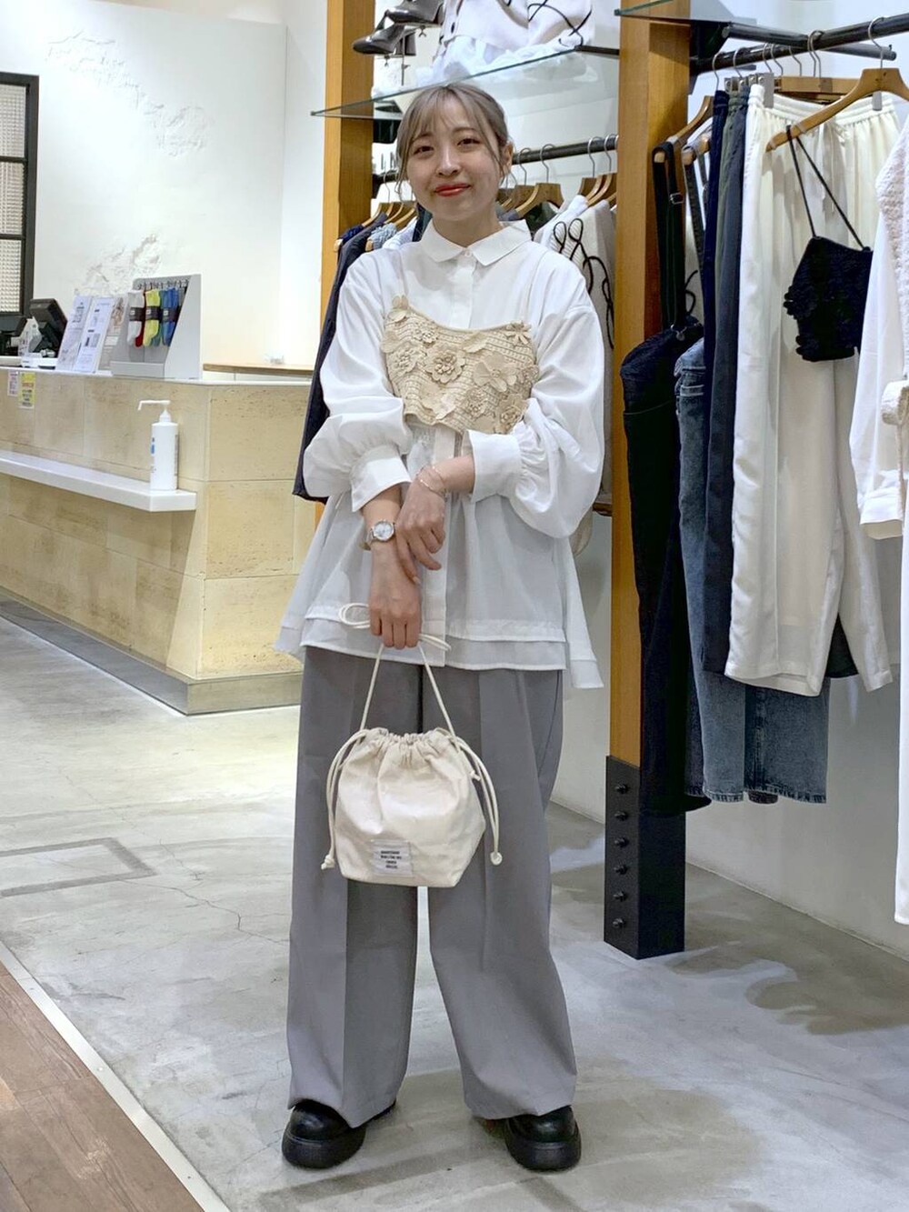 グレー系のその他パンツ、ホワイト系のその他トップス、ホワイト系のショルダーバッグを着用したレディースの春コーディネートの7枚目の写真