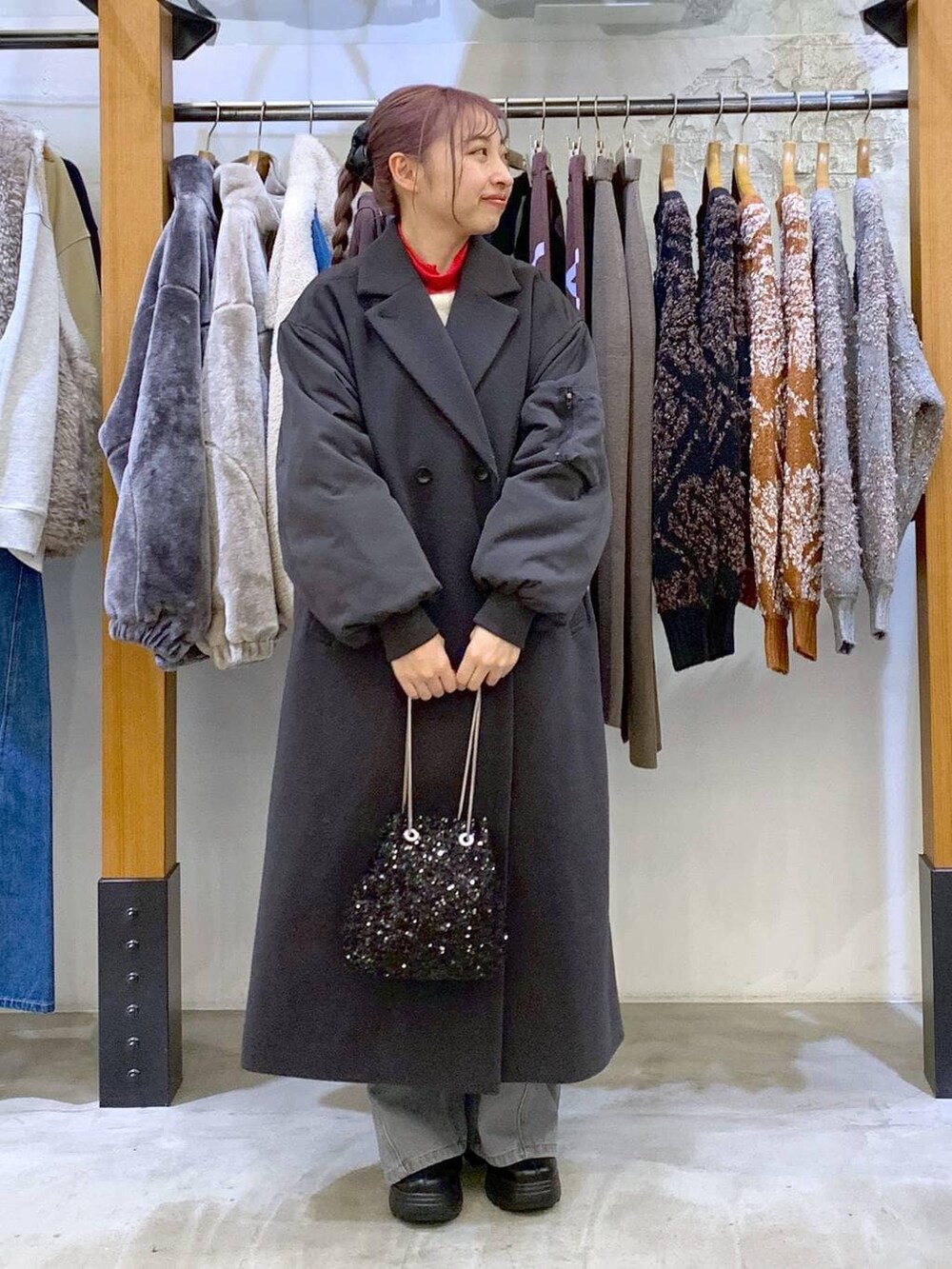 ブラック系のブーツ、ブラック系のショルダーバッグ、グレー系のその他アウターを着用したレディースの冬コーディネートの8枚目の写真