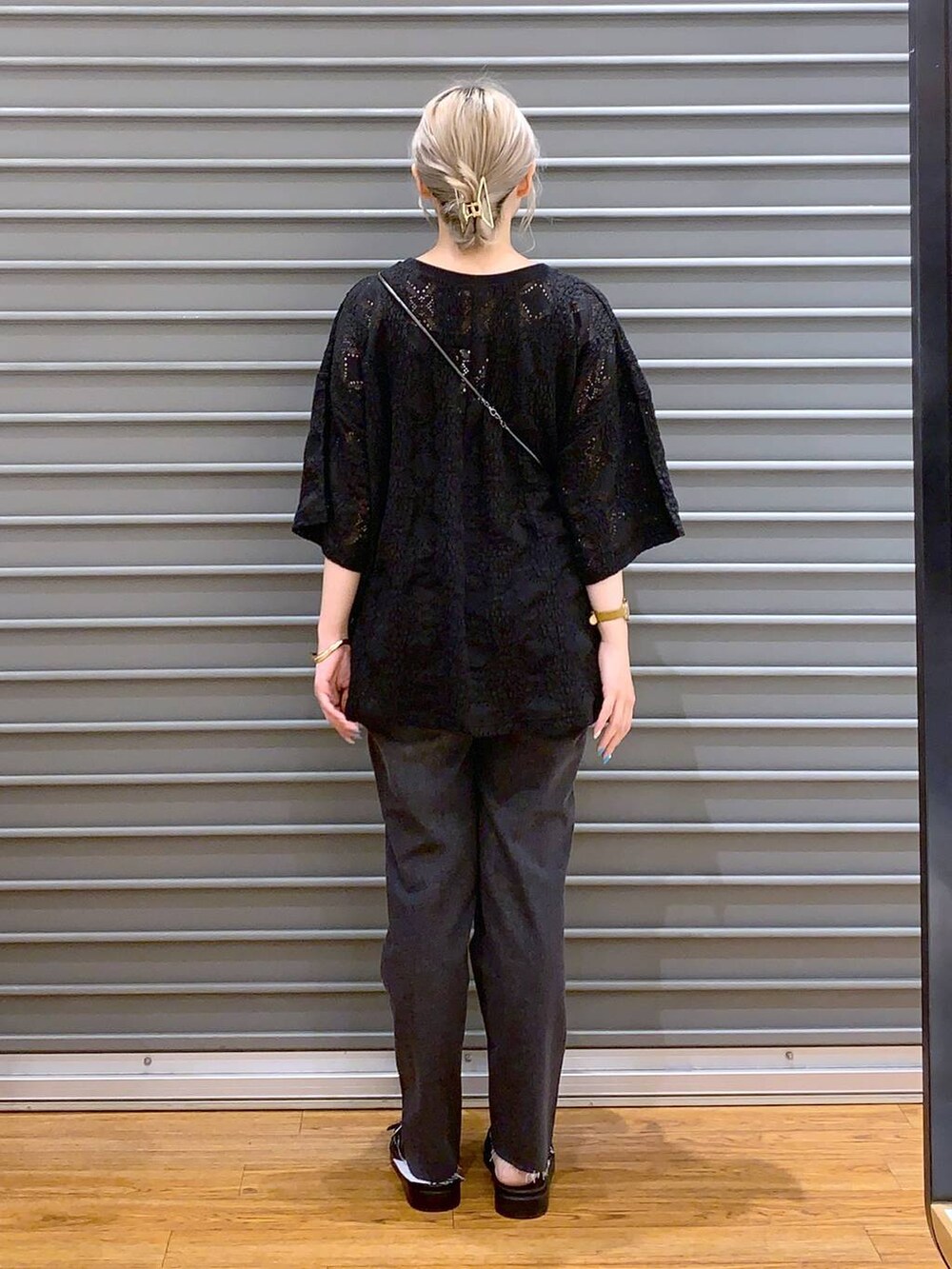 その他のショルダーバッグ、グレー系のデニムパンツ、ブラック系のサンダルを着用したレディースの夏コーディネートの2枚目の写真