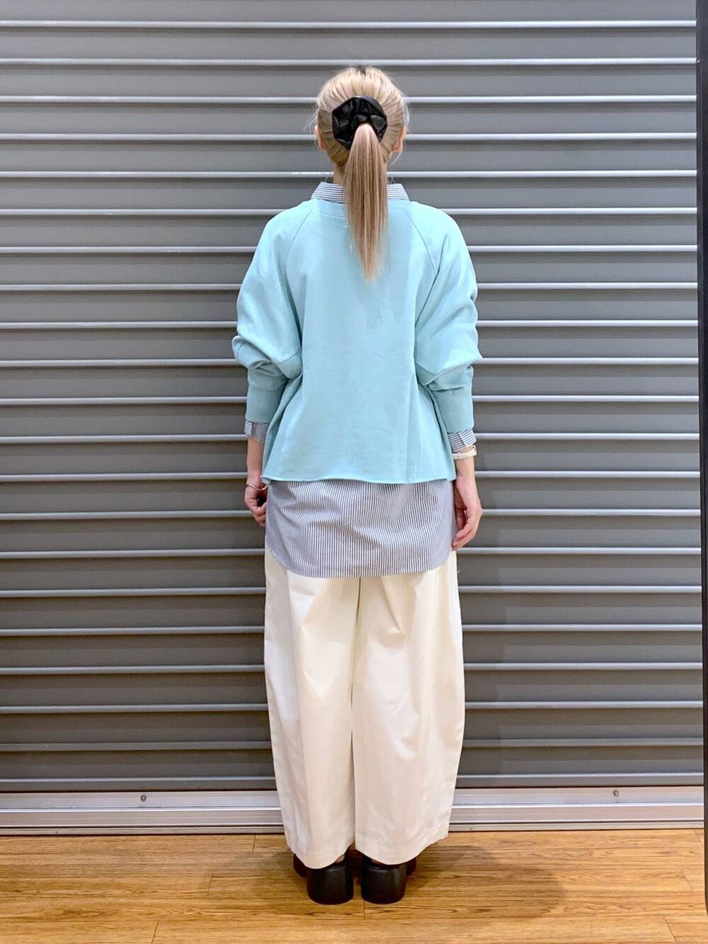 ブラック系のサンダル、ホワイト系のその他パンツ、グレー系のショルダーバッグを着用したレディースの秋コーディネートの2枚目の写真