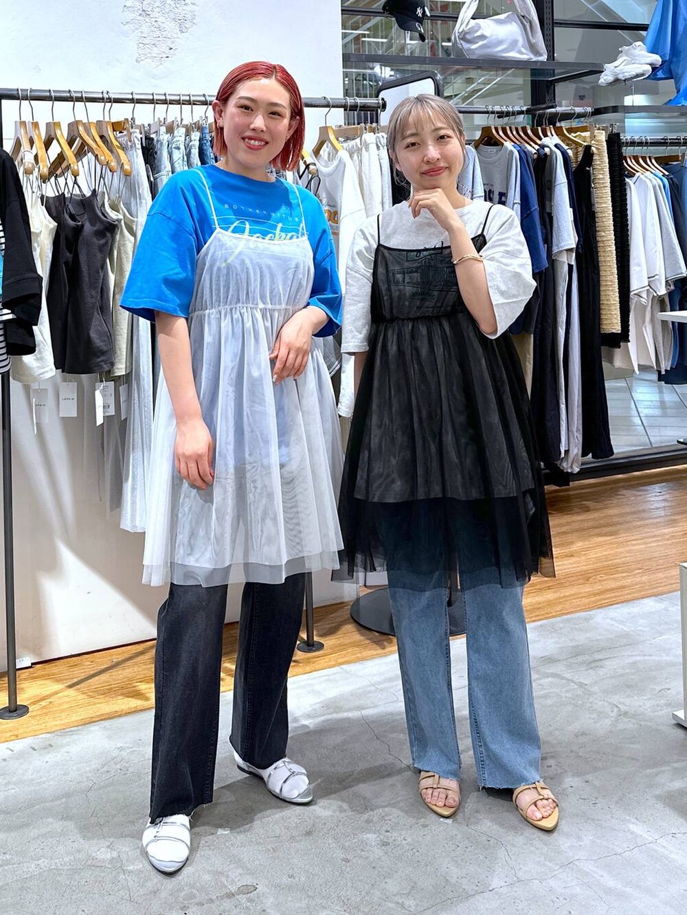 シルバー系のサンダル、ベージュ系のサンダル、グレー系のデニムパンツを着用したレディースの夏コーディネートの6枚目の写真