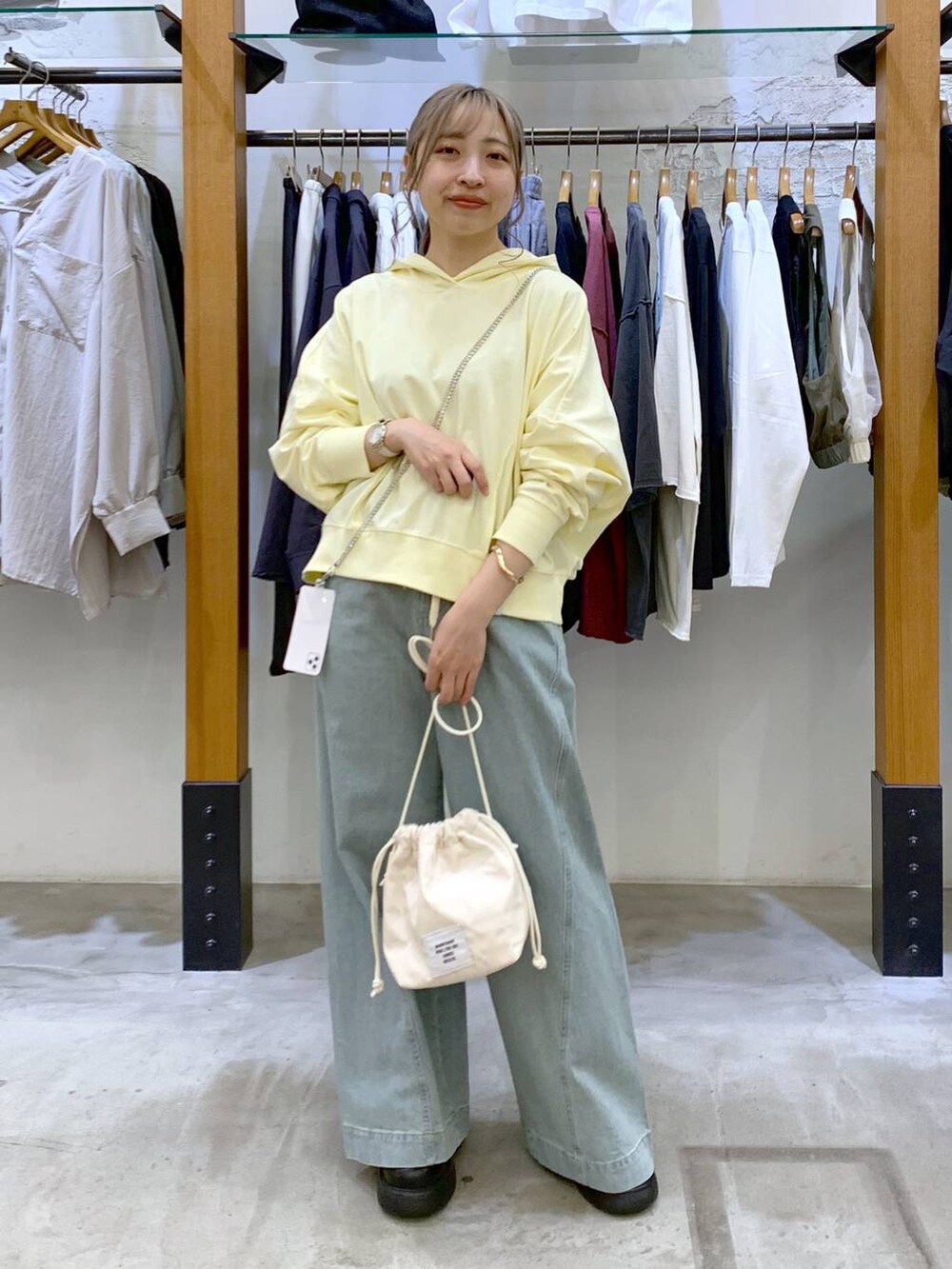 「楽ちんコーデ、きれいめカジュアル_LEPSIM、体型カバー、ラフ、LEPSIM、着痩せ・細見え、低身長、カジュアル、きれいめ、休日コーデ、ゆったり、デニムパンツ、デート/ロマンティック、旅行、女子会」｜「LEPSIMのアソートスマホストラップ　287560（スマホグッズ、シルバー系）」を使った、daharalepsimさん（レディース・151cm）の春コーディネートの5枚目の写真