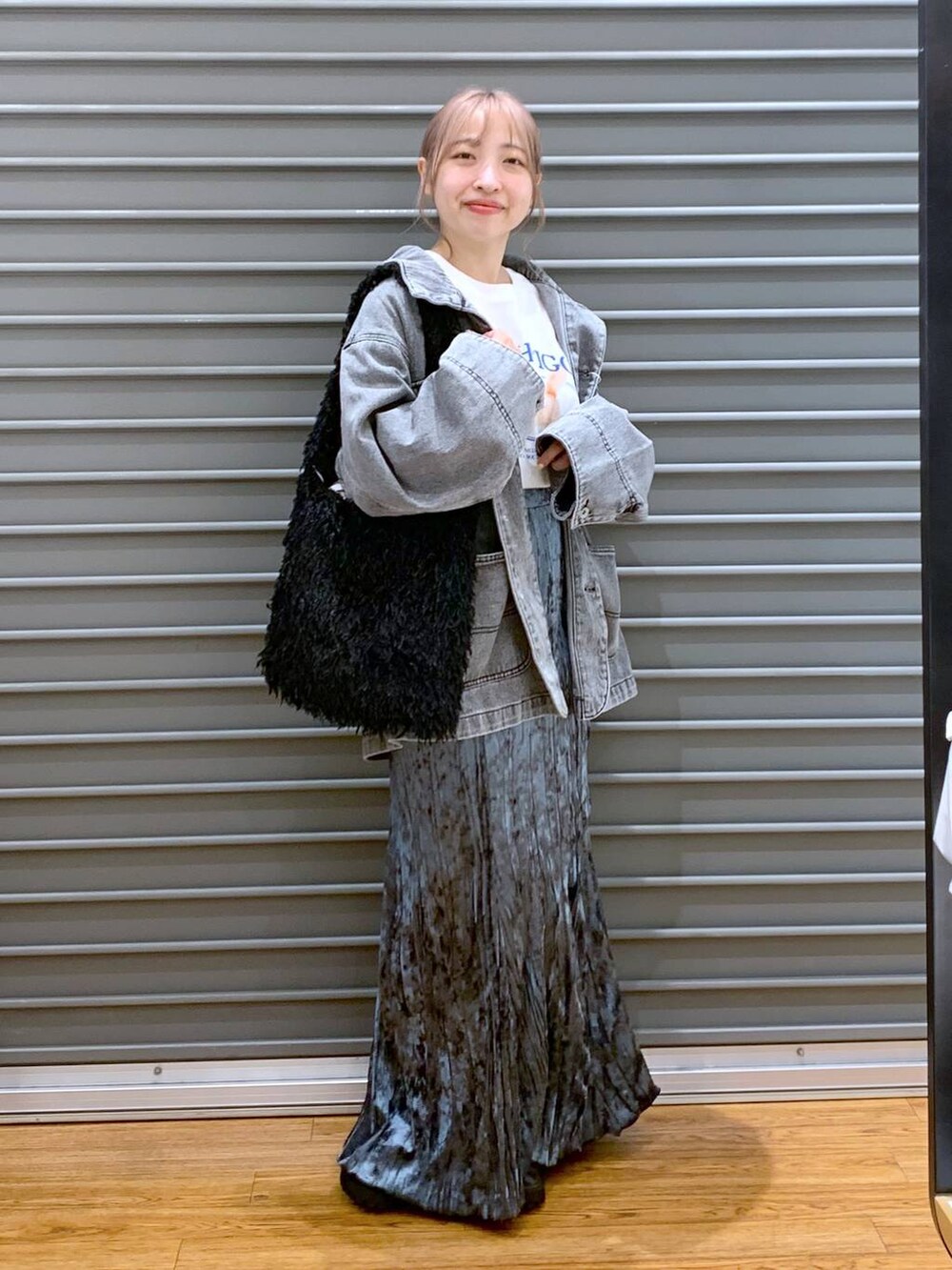 ブラック系のブーツ、ブラック系のショルダーバッグ、グレー系のデニムジャケットを着用したレディースの秋コーディネートの5枚目の写真