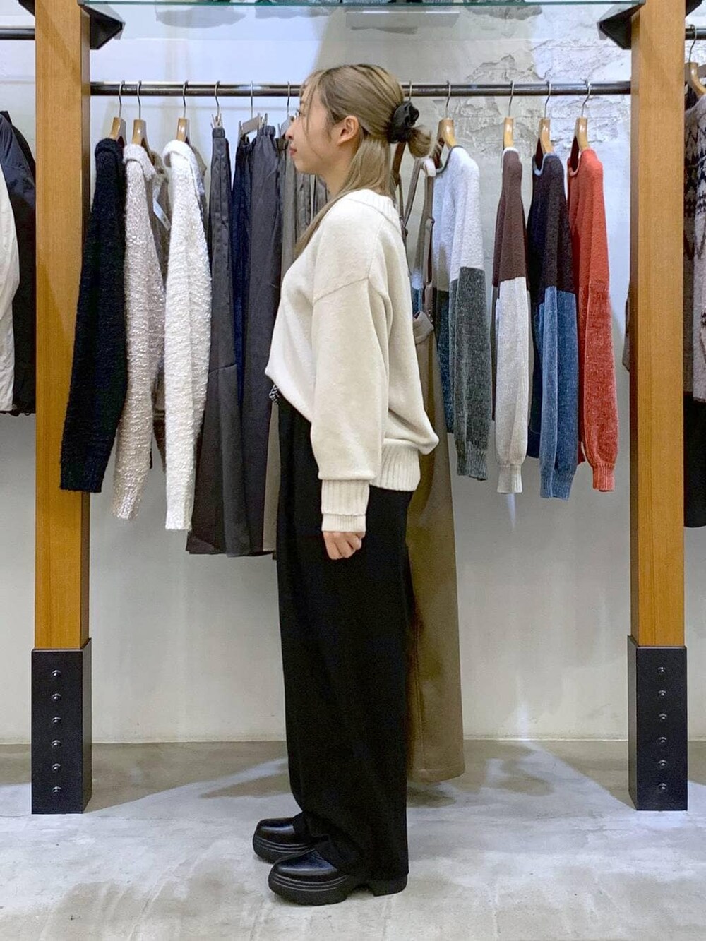 ブラック系のその他パンツ、ホワイト系のニット/セーター、ブラック系のブーツを着用したレディースの冬コーディネートの3枚目の写真