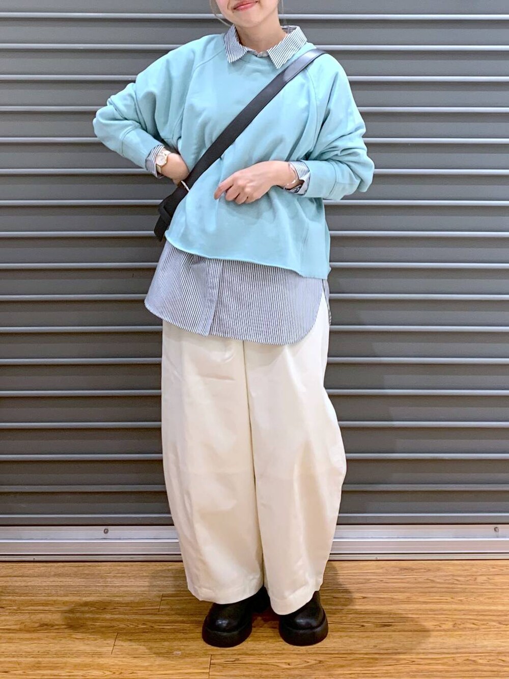 ブラック系のサンダル、ホワイト系のその他パンツ、グレー系のショルダーバッグを着用したレディースの秋コーディネートの6枚目の写真