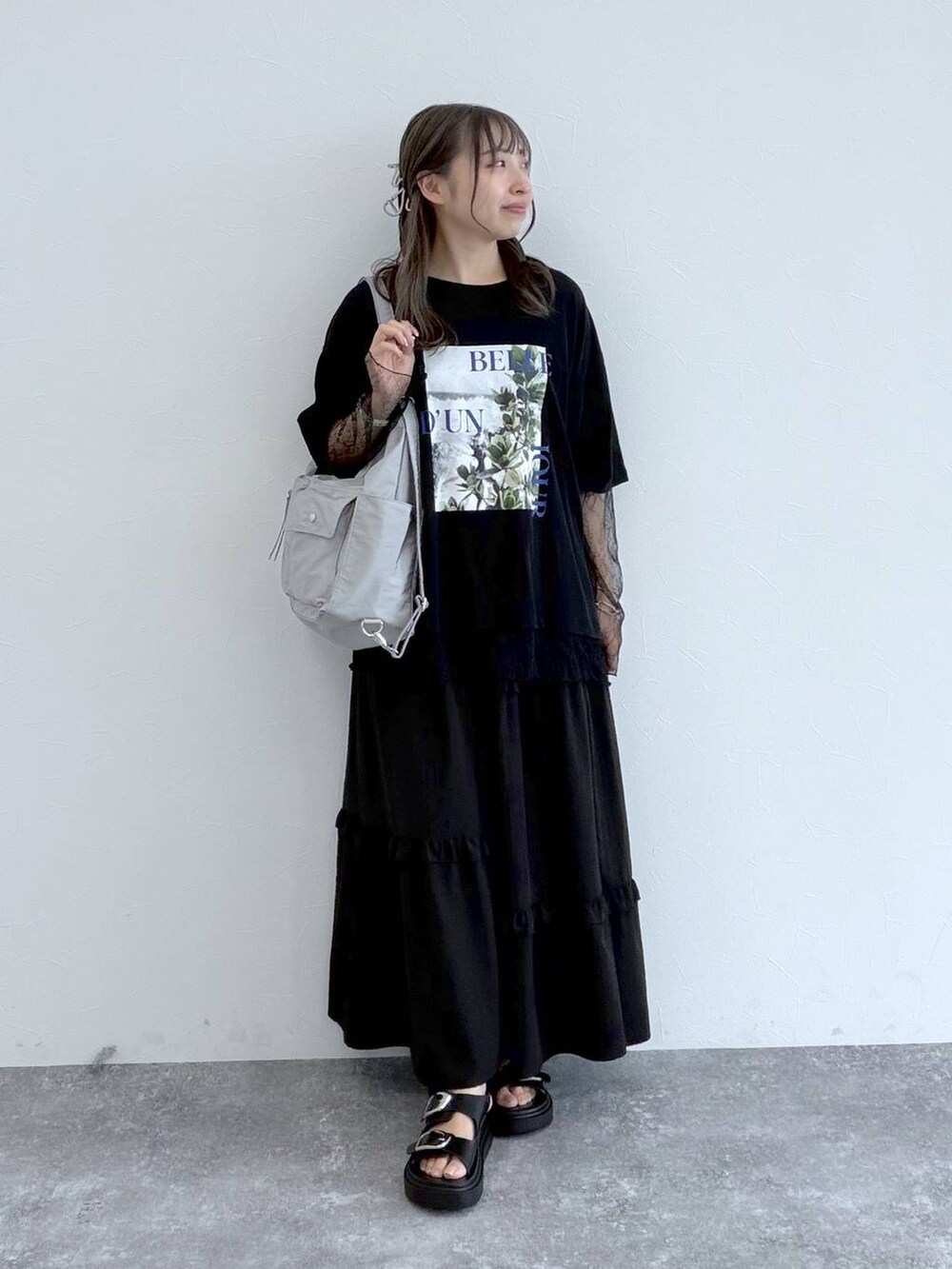 グレー系のショルダーバッグ、ブラック系のサンダル、ブラック系のスカートを着用したレディースの夏コーディネートの4枚目の写真