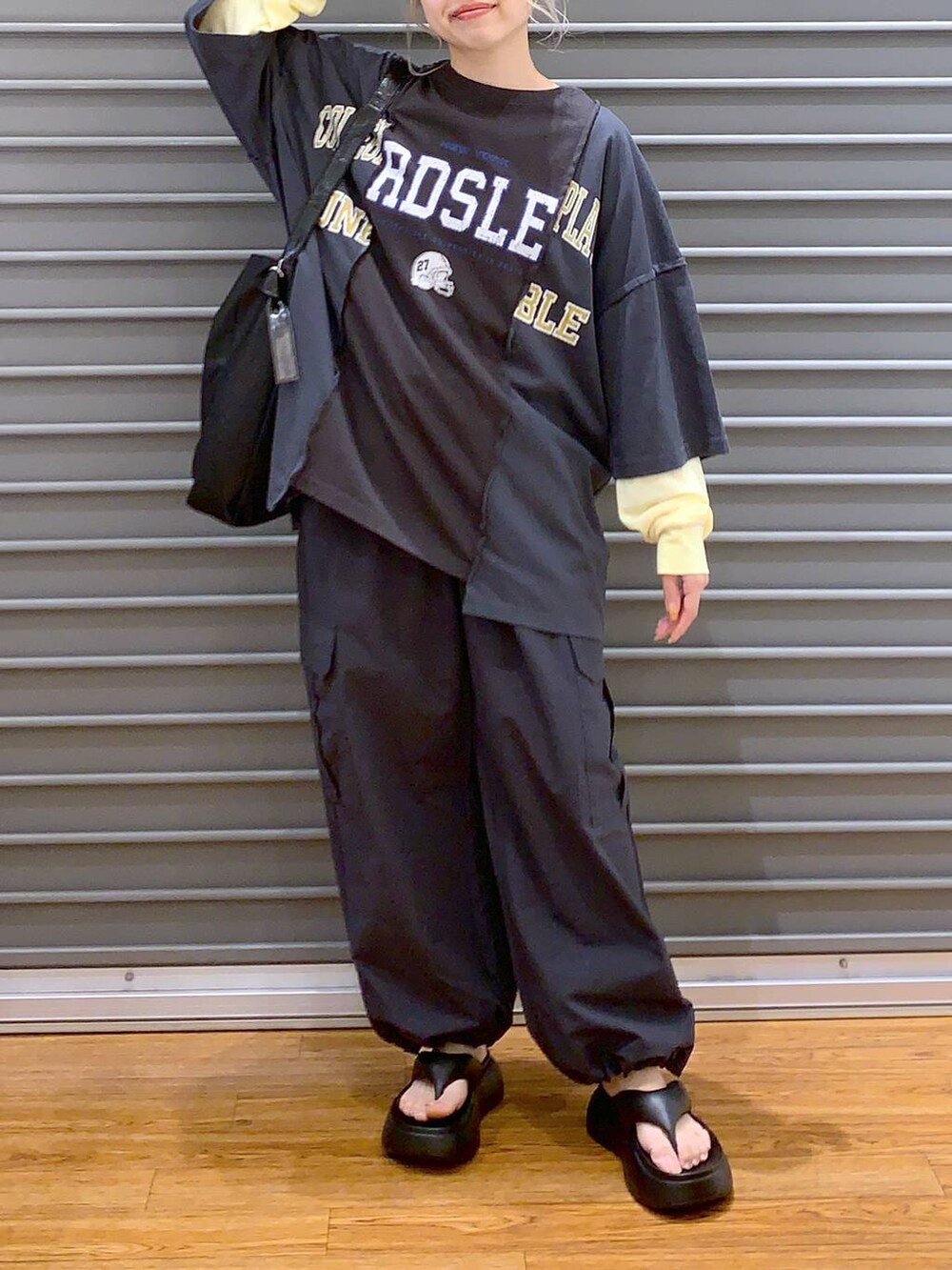 ブラック系のサンダル、グレー系のカーゴパンツ、イエロー系のTシャツ/カットソーを着用したレディースの春コーディネートの4枚目の写真