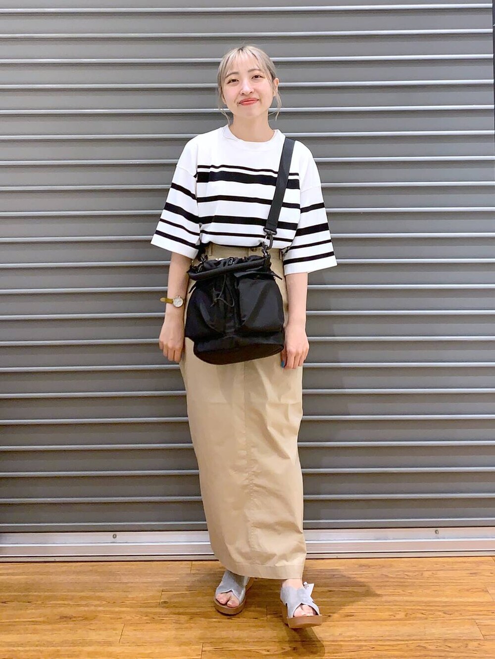 ベージュ系のスカート、シルバー系のサンダル、ホワイト系のニット/セーターを着用したレディースの夏コーディネートの5枚目の写真