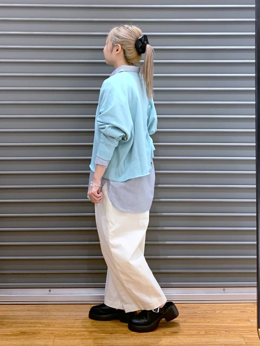 ブラック系のサンダル、ホワイト系のその他パンツ、グレー系のショルダーバッグを着用したレディースの秋コーディネートの3枚目の写真