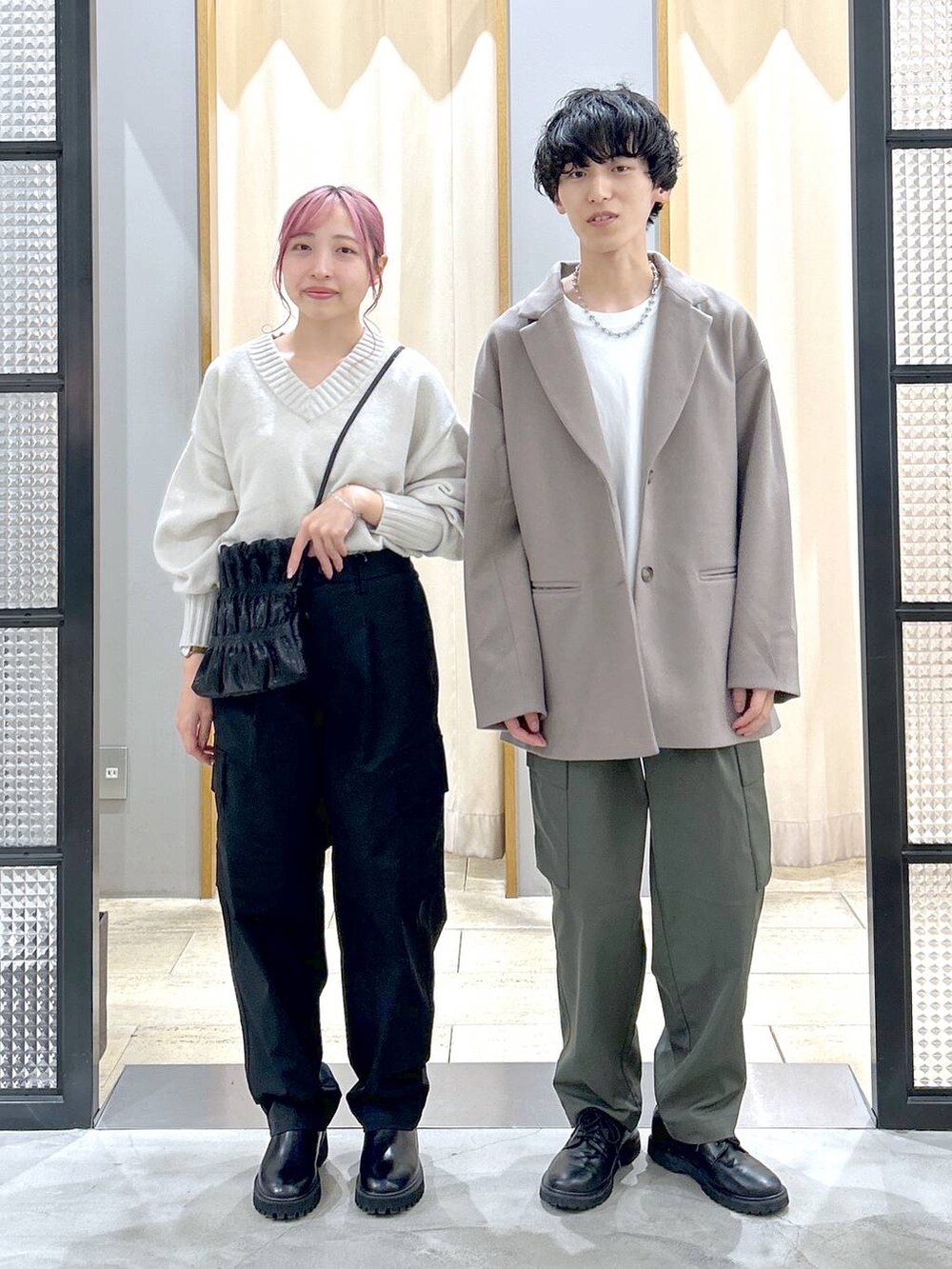 グリーン系のカーゴパンツ、ブラウン系のその他アウター、ブラック系のショルダーバッグを着用したレディースの秋コーディネートの4枚目の写真