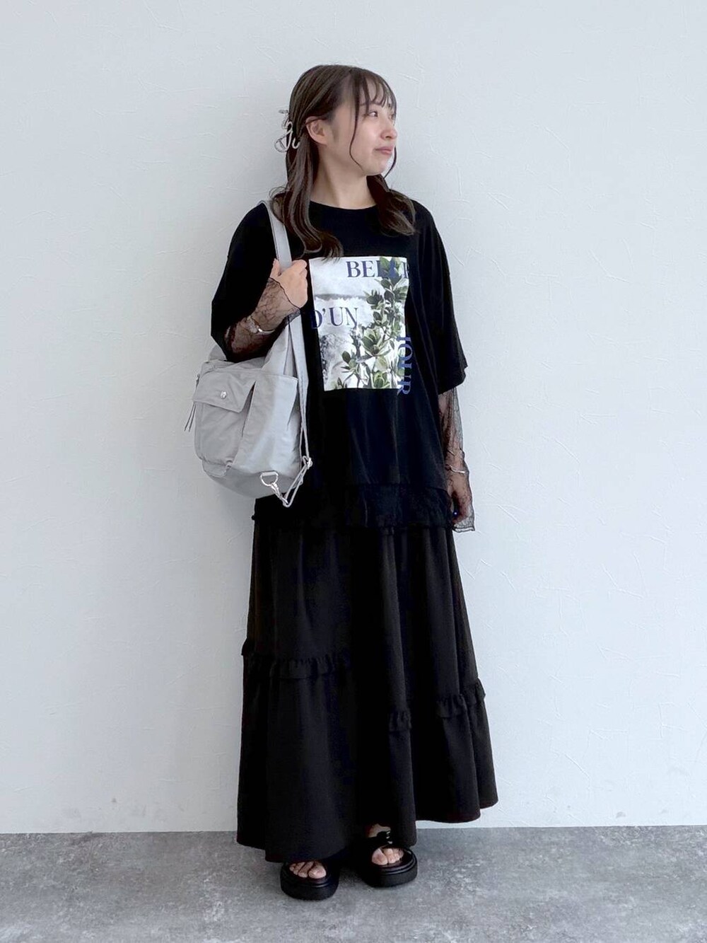 グレー系のショルダーバッグ、ブラック系のサンダル、ブラック系のスカートを着用したレディースの夏コーディネートの6枚目の写真