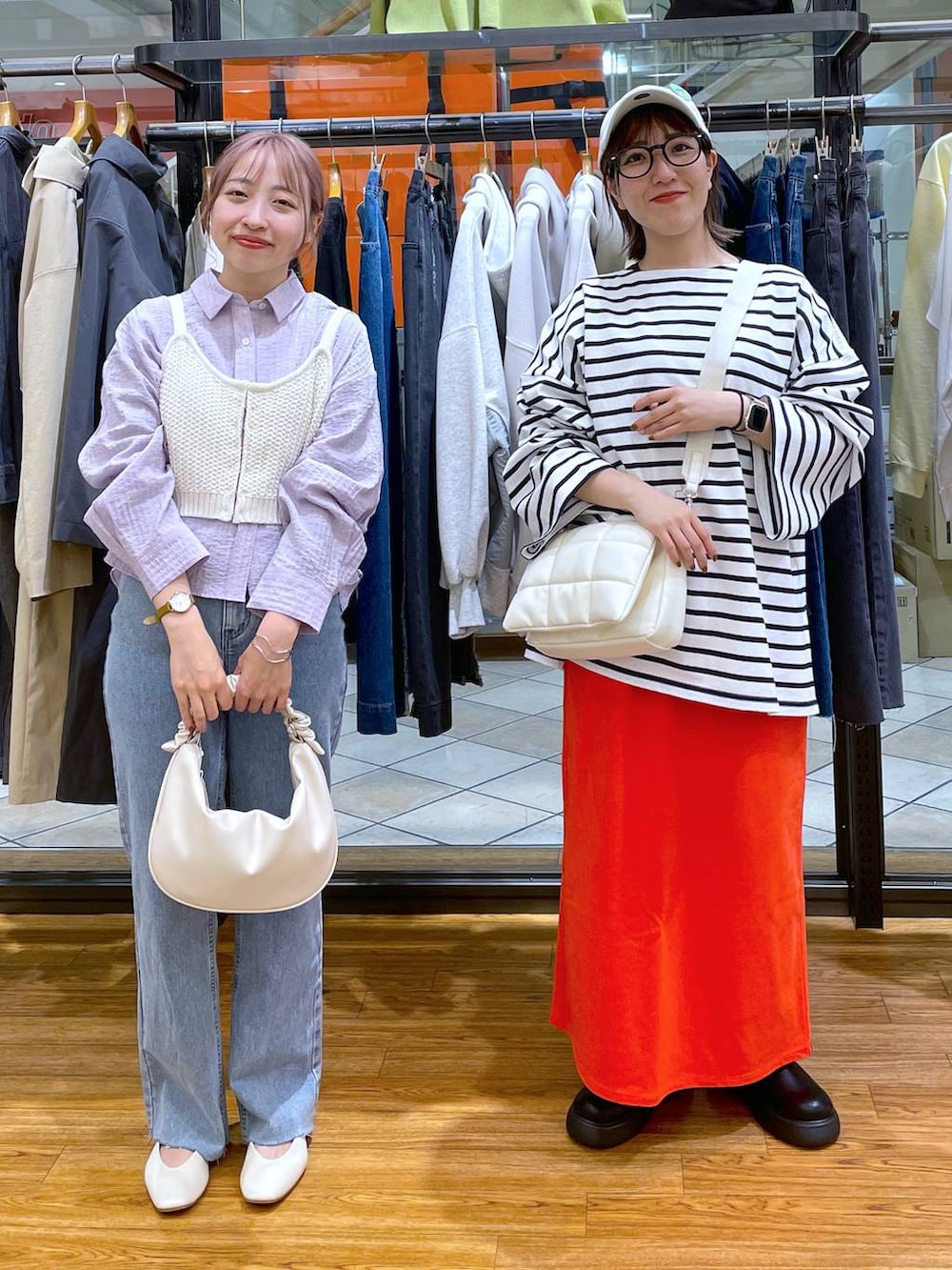 ホワイト系のショルダーバッグ、ホワイト系のショルダーバッグ、パープル系のシャツ/ブラウスを着用したレディースの春コーディネートの3枚目の写真