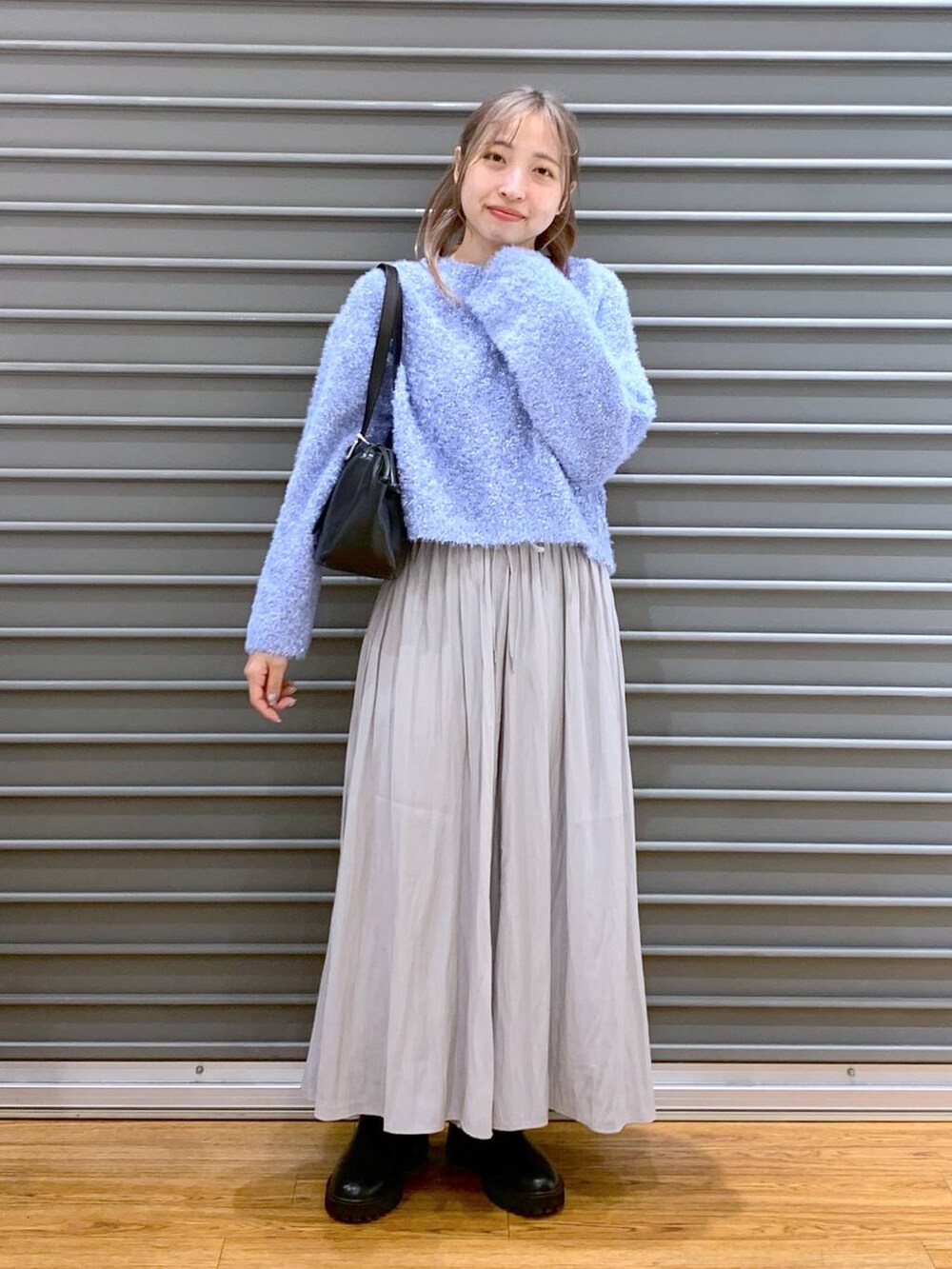 ブラック系のブーツ、ブラック系のショルダーバッグ、グレー系のその他パンツを着用したレディースの冬コーディネートの6枚目の写真