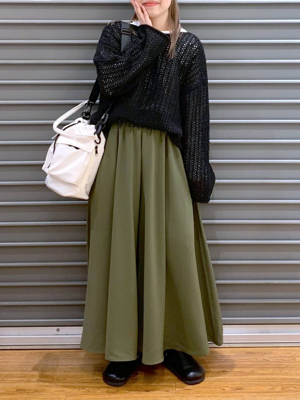 ホワイト系のショルダーバッグ、ブラック系のサンダル、グリーン系のその他パンツを着用したレディースの春コーディネートの6枚目の写真