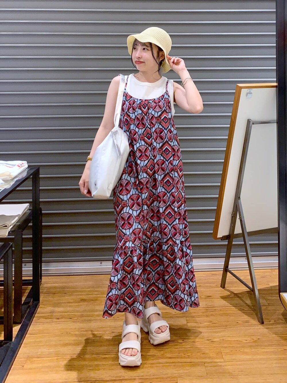 ホワイト系のサンダル、ホワイト系のタンクトップ、グレー系のショルダーバッグを着用したレディースの夏コーディネートの5枚目の写真