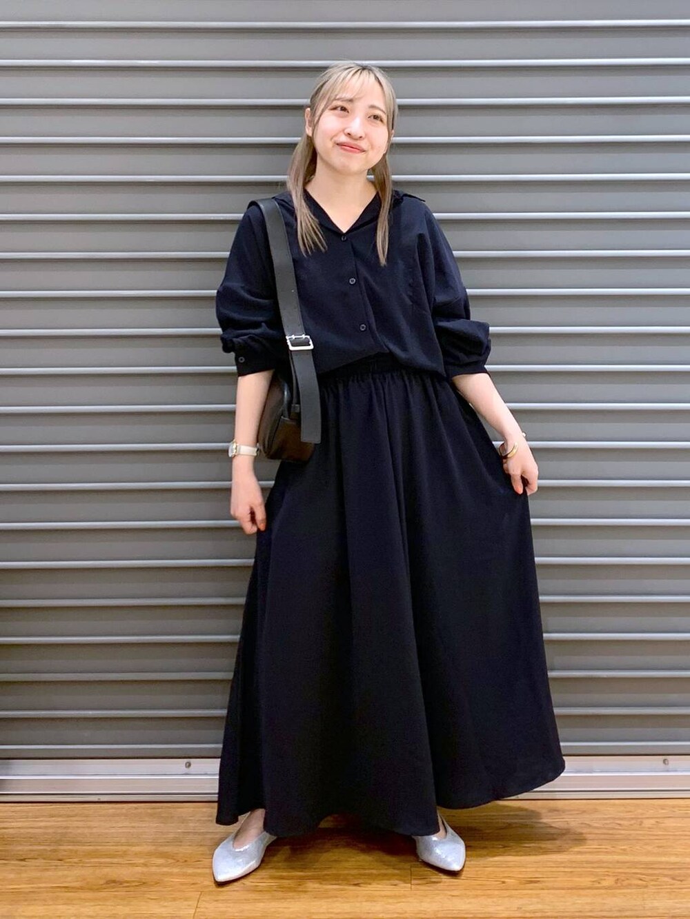 ブルー系のその他パンツ、ブルー系のシャツ/ブラウス、シルバー系のパンプスを着用したレディースの春コーディネートの7枚目の写真