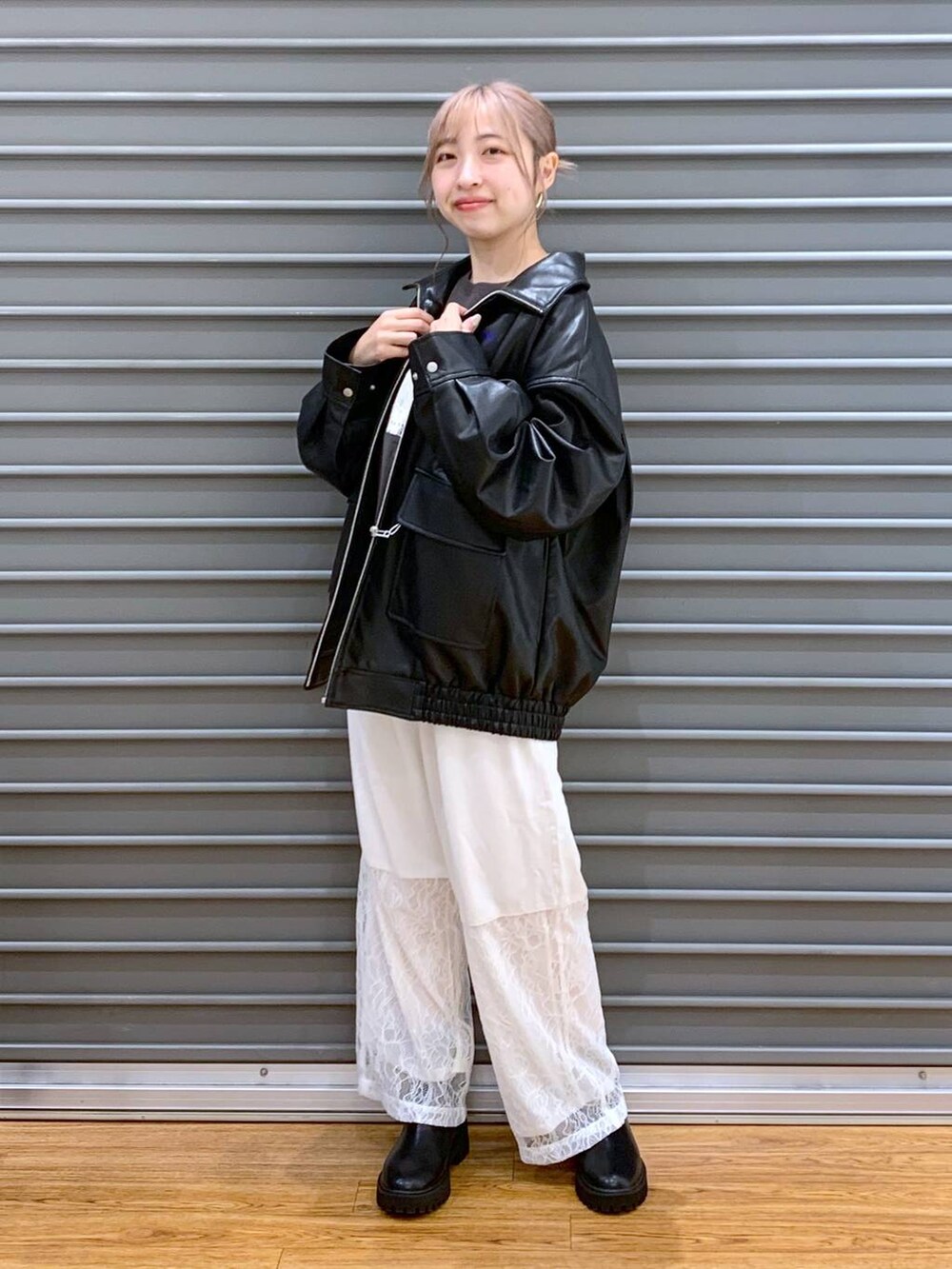 「ベーシック/シンプル、ドットエスティ秋コーデ、女子会、低身長、カジュアル、きれいめ、休日コーデ、楽ちんコーデ、きれいめカジュアル_LEPSIM、体型カバー、ラフ、LEPSIM、着痩せ・細見え、ゆったり、アウター」｜「LEPSIMのゼロかる厚底ブーツ　132390（ブーツ、ブラック系）」を使った、daharalepsimさん（レディース・151cm）の秋コーディネートの3枚目の写真
