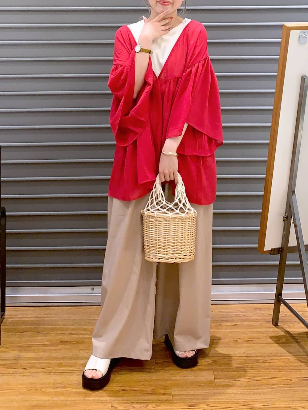 ホワイト系のかごバッグ、ホワイト系のタンクトップ、ホワイト系のサンダルを着用したレディースの夏コーディネートの5枚目の写真