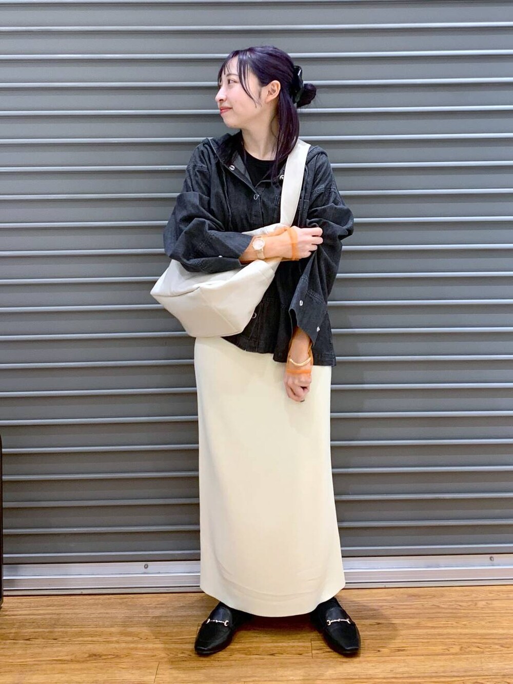 ブラック系のTシャツ/カットソー、ブラック系のローファー、ホワイト系のスカートを着用したレディースの春コーディネートの5枚目の写真