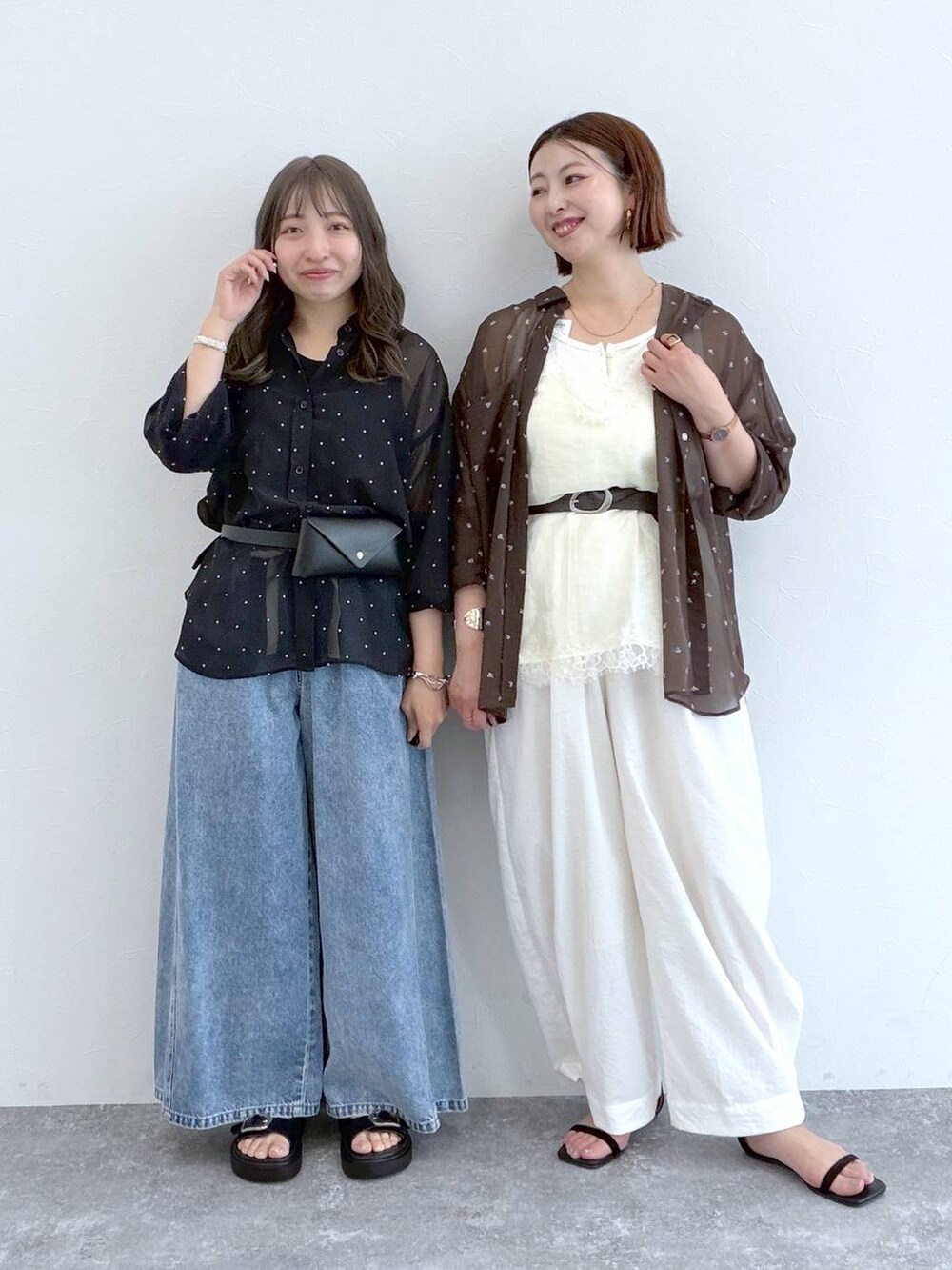 ブラック系のサンダル、ホワイト系のタンクトップ、ブラック系のシャツ/ブラウスを着用したレディースの夏コーディネートの4枚目の写真