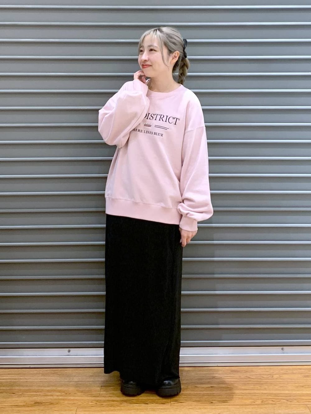 ブラック系のショルダーバッグ、グレー系のその他アウター、ブラック系のブーツを着用したレディースの冬コーディネートの7枚目の写真