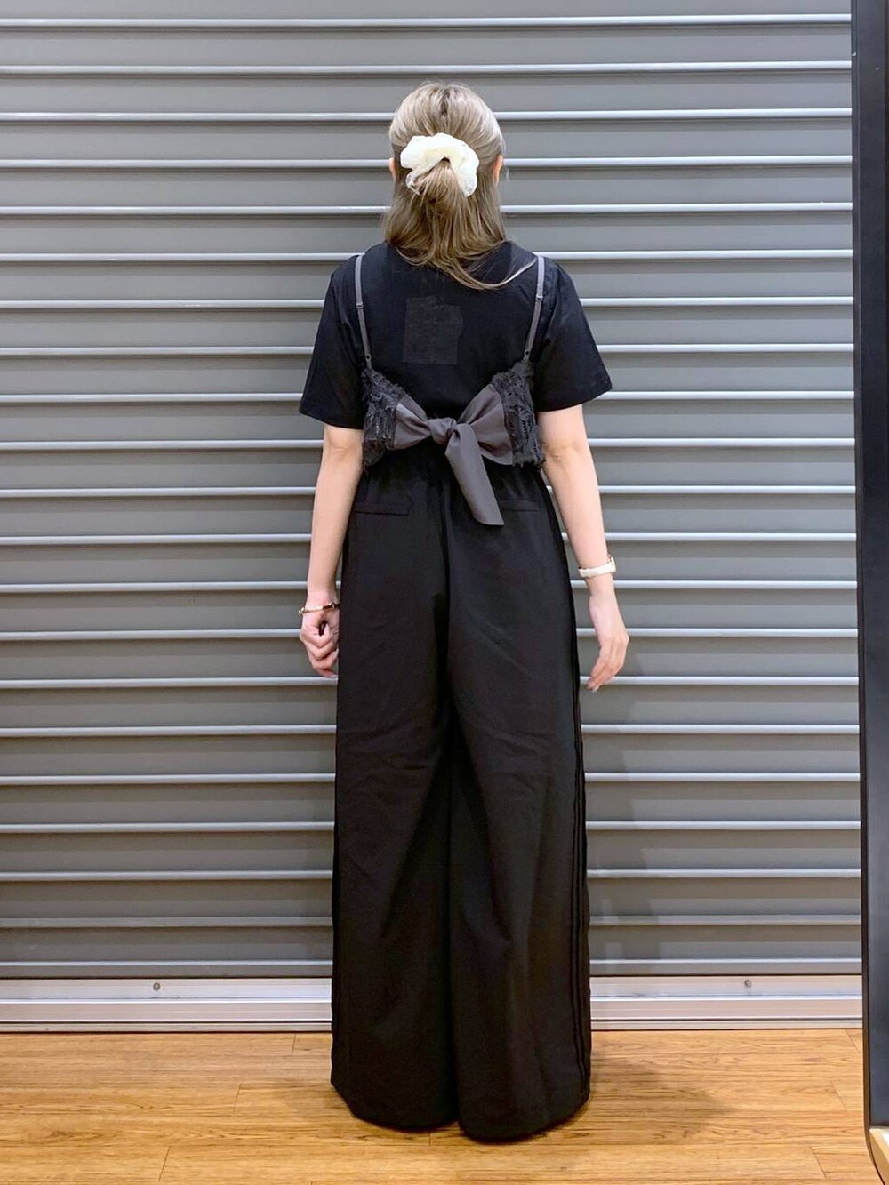 ホワイト系のサンダル、ブラック系のその他パンツ、その他のショルダーバッグを着用したレディースの夏コーディネートの2枚目の写真