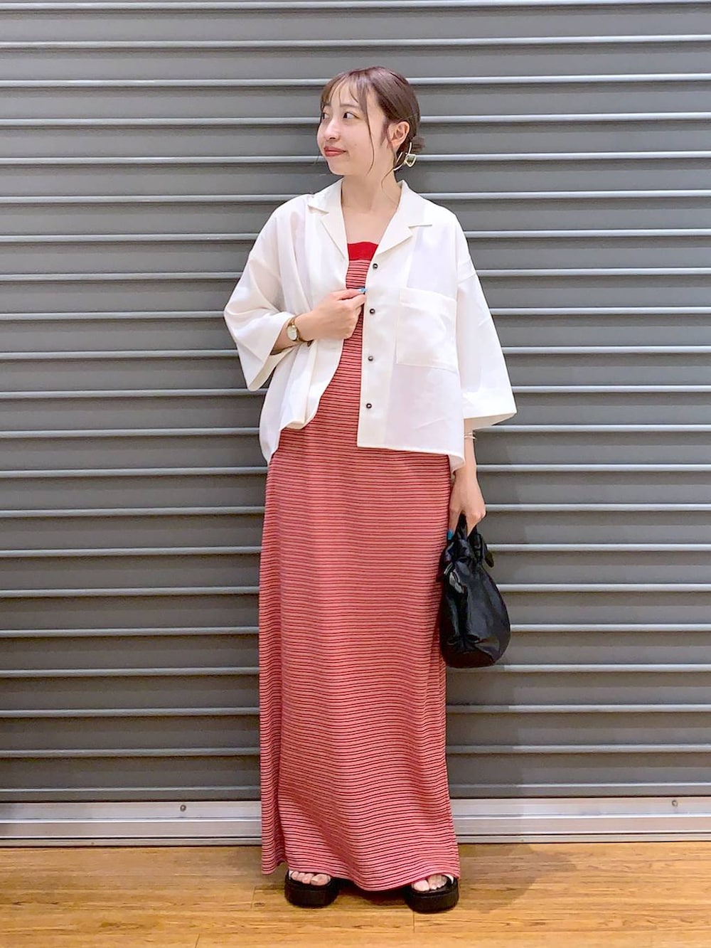 ホワイト系のシャツ/ブラウス、ブラック系のショルダーバッグ、レッド系のワンピースを着用したレディースの夏コーディネートの3枚目の写真