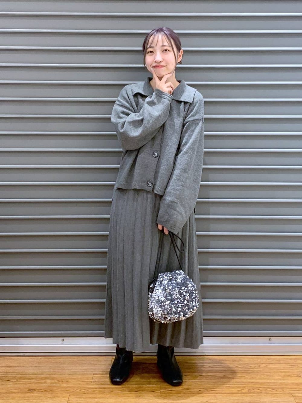シルバー系のショルダーバッグ、ブラック系のブーツ、グレー系のワンピースを着用したレディースの秋コーディネートの5枚目の写真