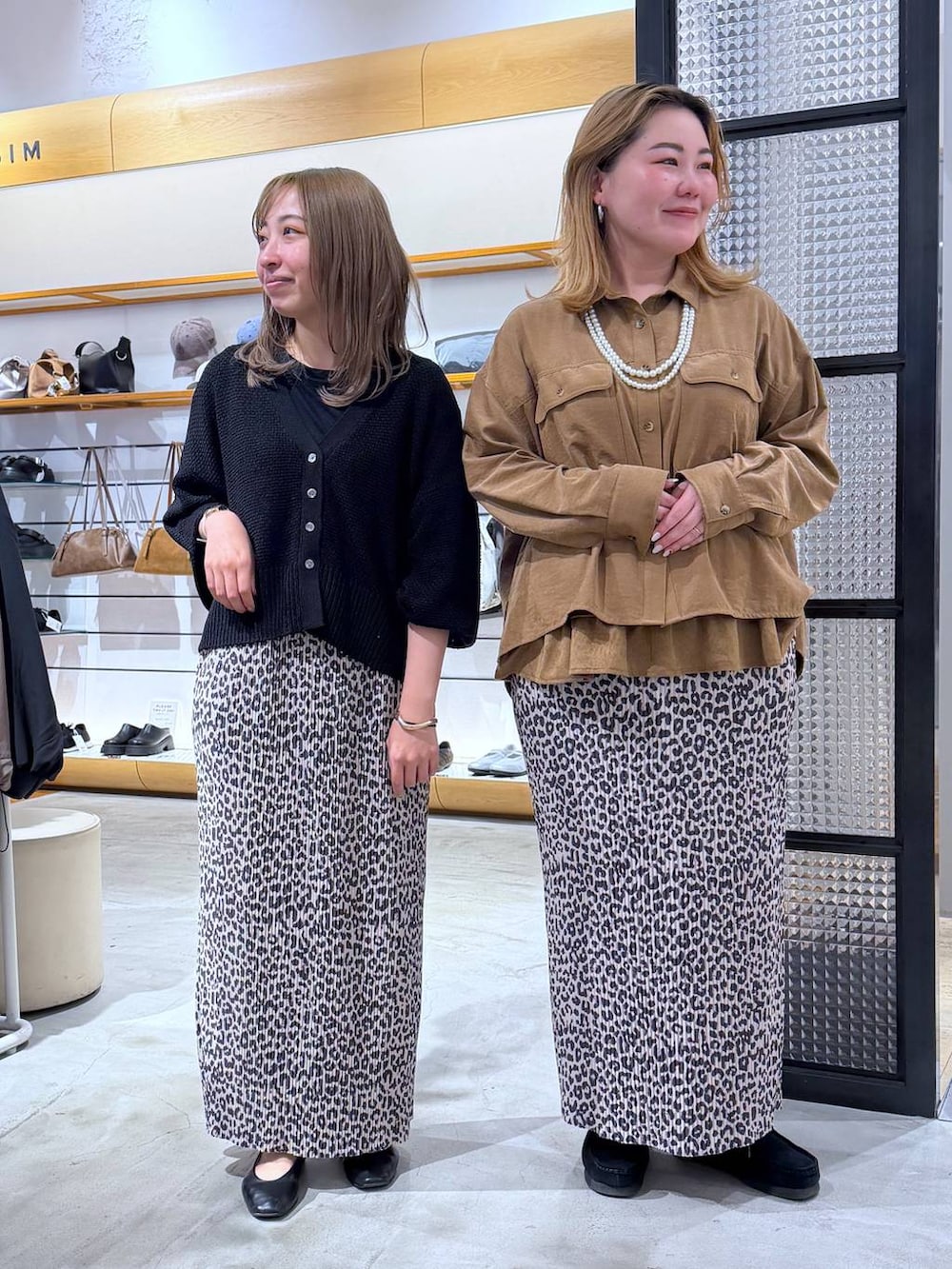 イエロー系のシャツ/ブラウス、ブラック系のパンプス、ブラック系のカーディガン/ボレロを着用したレディースの春コーディネートの4枚目の写真