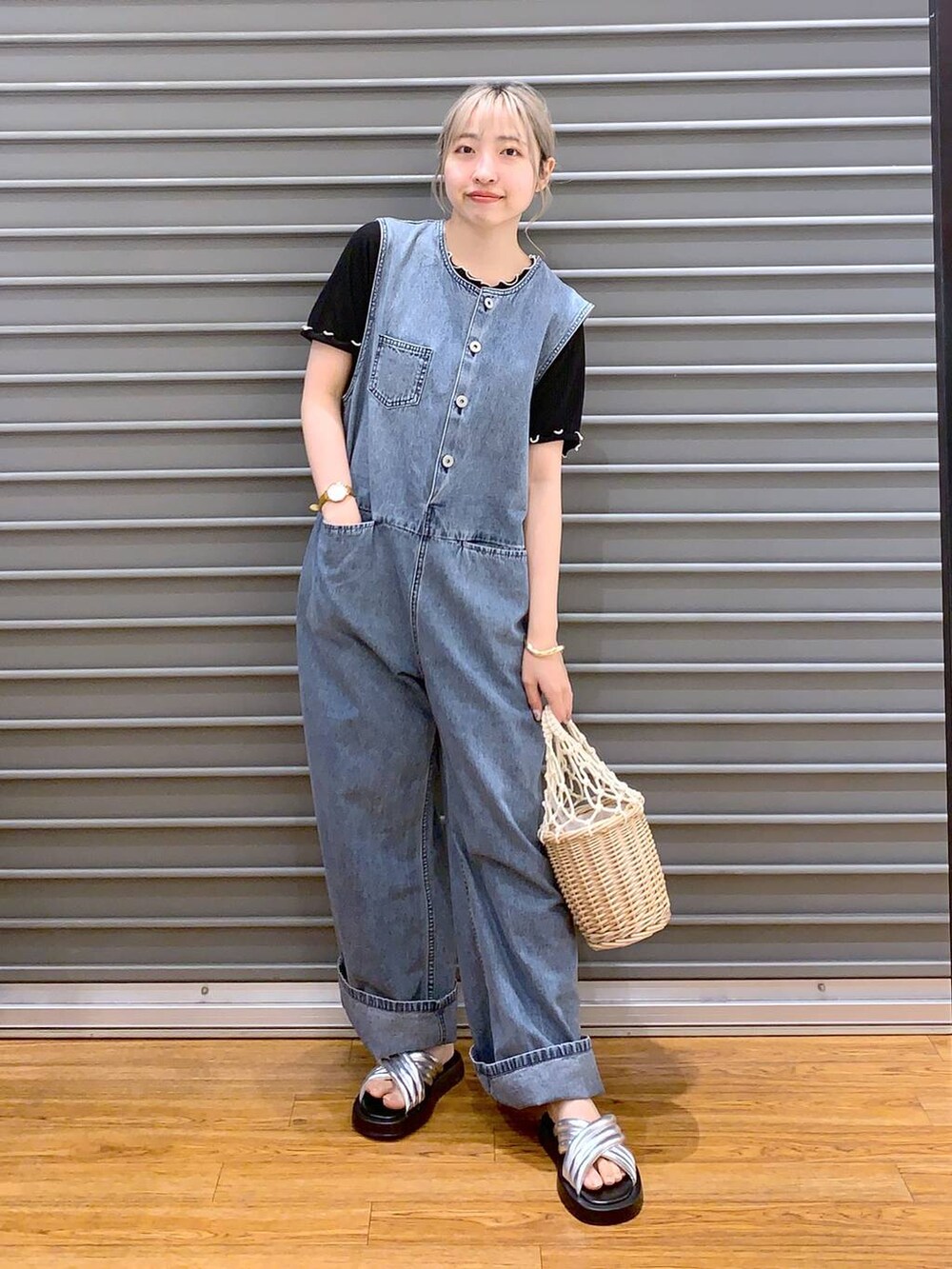 「低身長、旅行、女子会、カジュアル、きれいめ、休日コーデ、楽ちんコーデ、きれいめカジュアル_LEPSIM、体型カバー、ラフ、LEPSIM、着痩せ・細見え、ゆったり、サロペット、夏コーデ」｜「LEPSIMのウィローマクラメコンビバッグ　112998（かごバッグ、ホワイト系）」を使った、daharalepsimさん（レディース・151cm）の春コーディネートの5枚目の写真