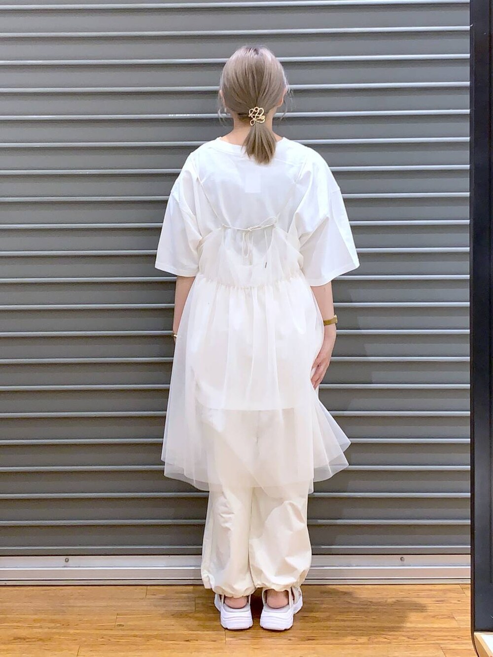 ホワイト系のサンダル、イエロー系のショルダーバッグ、ホワイト系のカーゴパンツを着用したレディースの春コーディネートの2枚目の写真