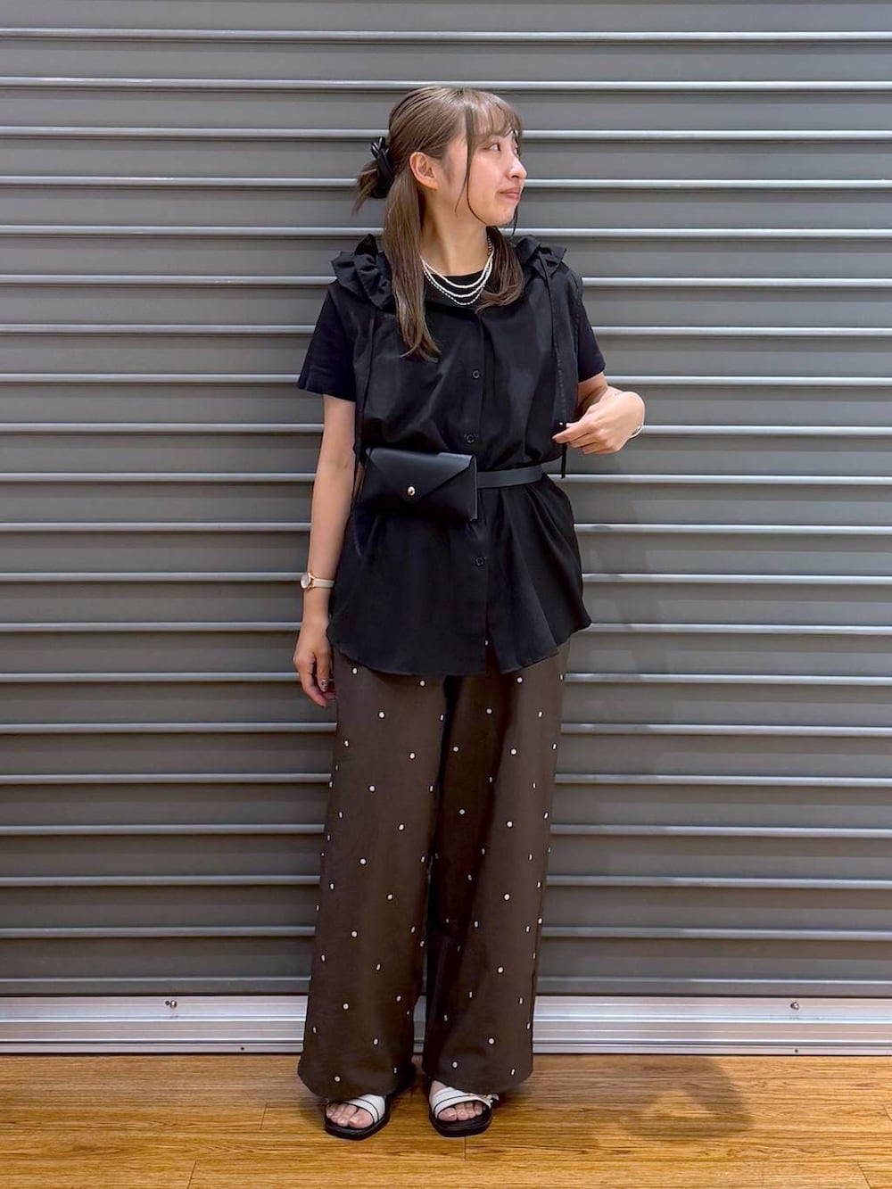 ブラック系のTシャツ/カットソー、ブラウン系のその他パンツ、ホワイト系のサンダルを着用したレディースの夏コーディネートの6枚目の写真