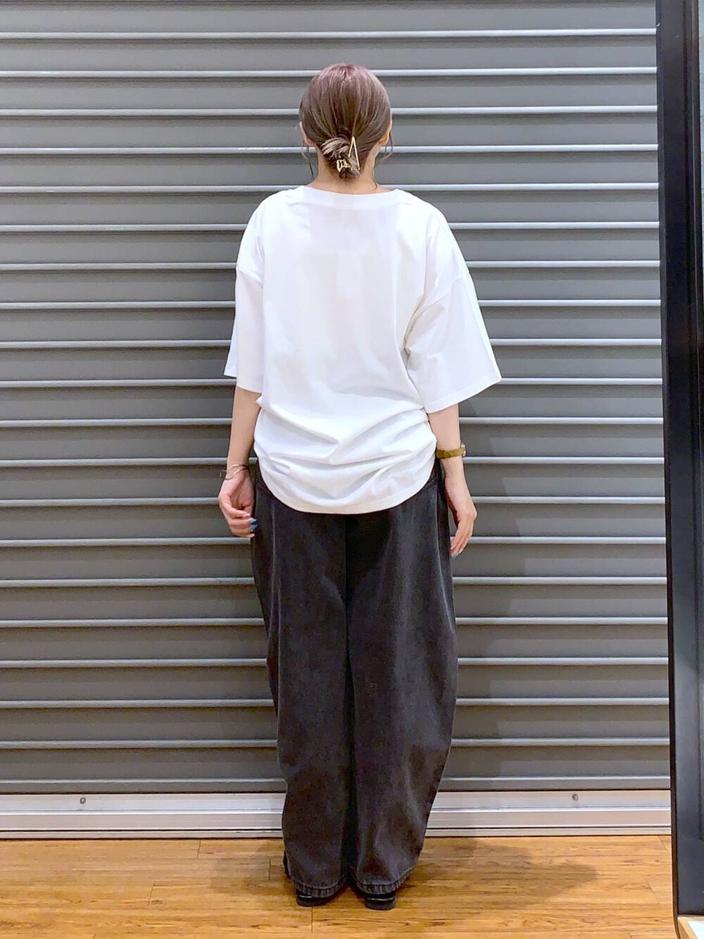 ホワイト系のTシャツ/カットソー、ブラック系のデニムパンツ、ベージュ系のショルダーバッグを着用したレディースの夏コーディネートの2枚目の写真