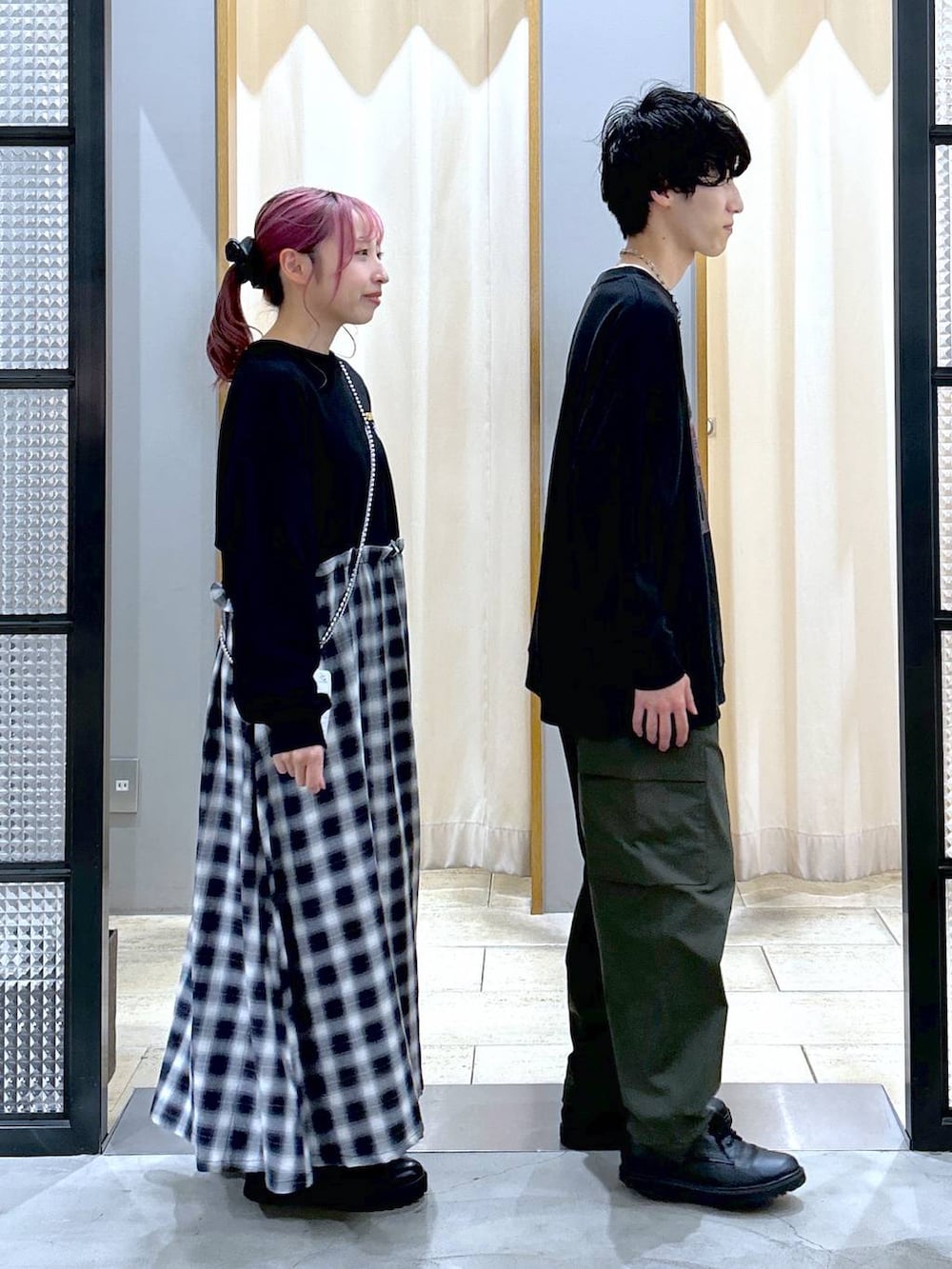グリーン系のカーゴパンツ、ブラック系のその他シューズ、ブラック系のブーツを着用したレディースの秋コーディネートの3枚目の写真