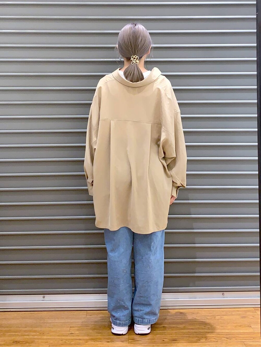 ブラック系のスニーカー、ブラック系のショルダーバッグ、ベージュ系のシャツ/ブラウスを着用したレディースの春コーディネートの2枚目の写真