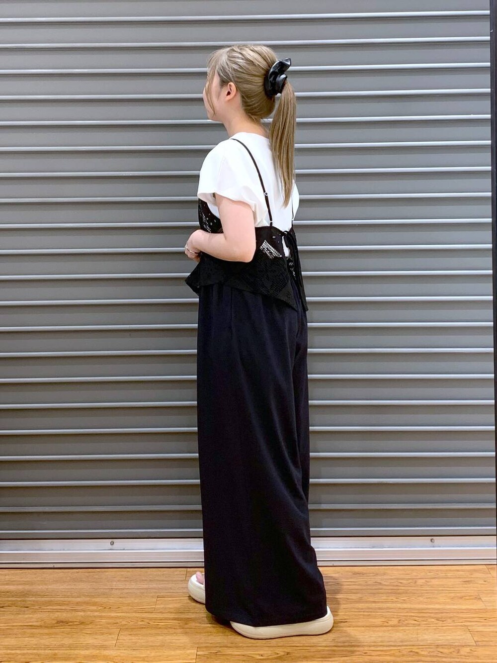 「ゆったり、ワイドパンツ、Tシャツ、サンダル、デート/ロマンティック、旅行、女子会、ベーシック/シンプル、20代_LEPSIM、おでかけ、低身長、カジュアル、きれいめ、休日コーデ、楽ちんコーデ」｜「LEPSIMの【PUMA／プーマ】MAYUPUFFYSD　290664（サンダル、ホワイト系）」を使った、daharalepsimさん（レディース・151cm）の夏コーディネートの3枚目の写真