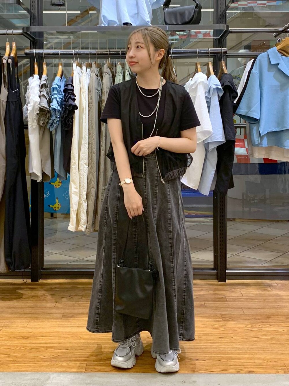 ブラック系のTシャツ/カットソー、グレー系のスカート、グレー系のその他アウターを着用したレディースの夏コーディネートの7枚目の写真