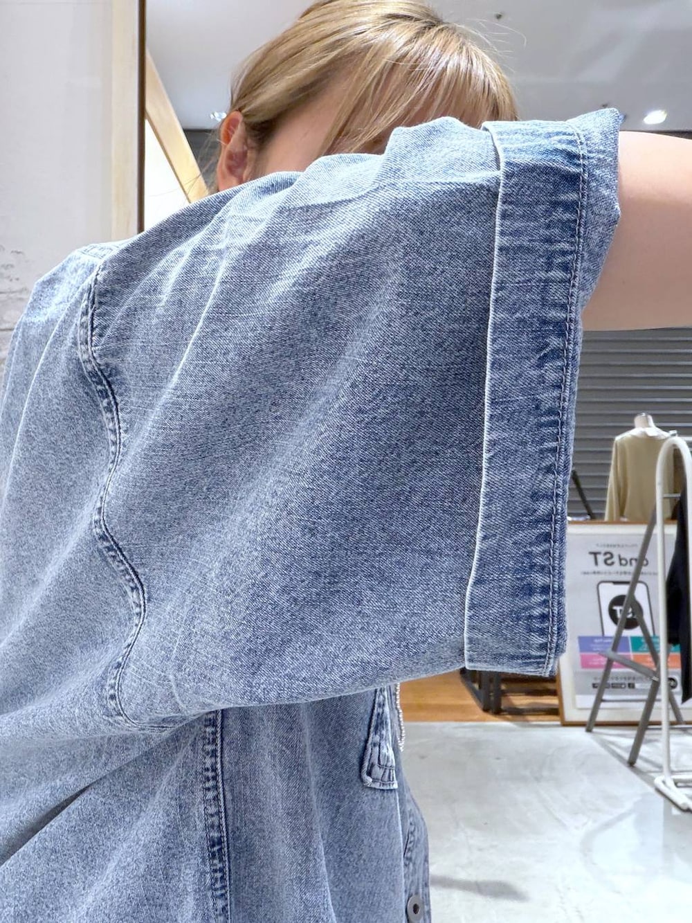 ホワイト系のその他パンツ、ホワイト系のサンダル、ホワイト系のタンクトップを着用したレディースの夏コーディネートの7枚目の写真