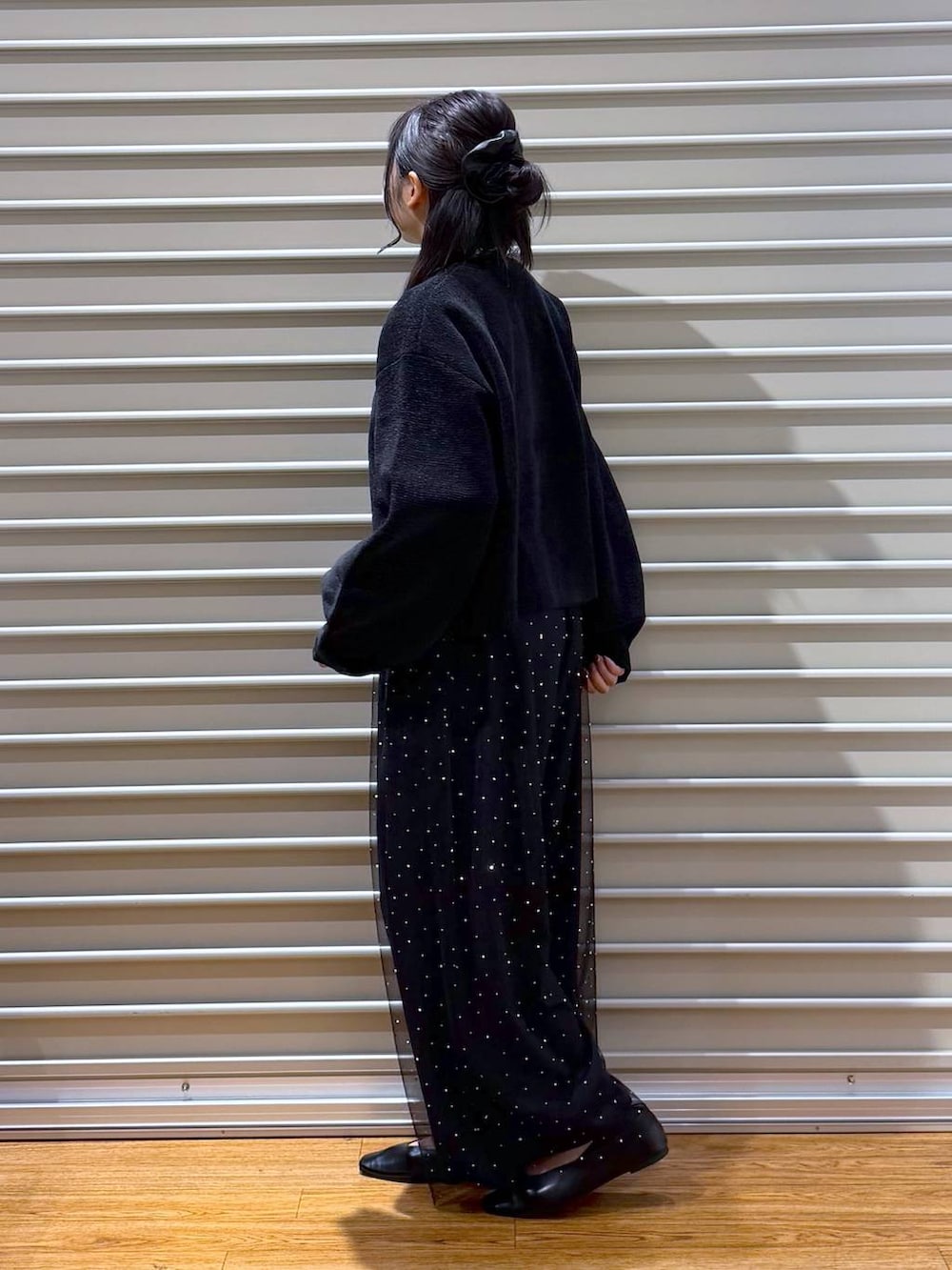 ブラック系のショルダーバッグ、ブラック系のその他パンツ、ブラック系のパンプスを着用したレディースの秋コーディネートの3枚目の写真