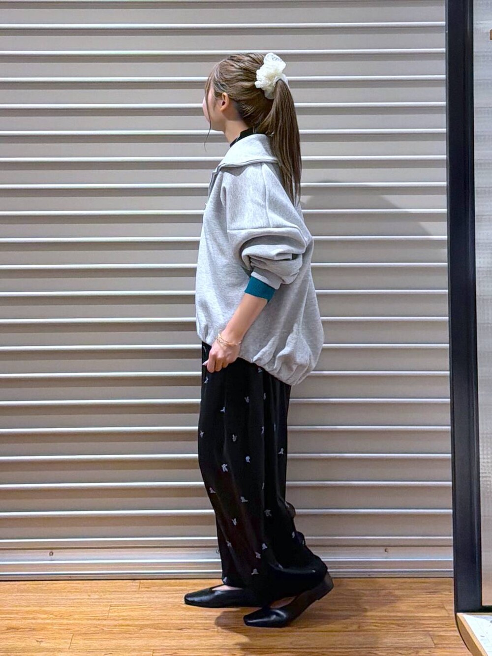 ブラック系のその他パンツ、グリーン系のニット/セーター、ブラック系のパンプスを着用したレディースの秋コーディネートの3枚目の写真
