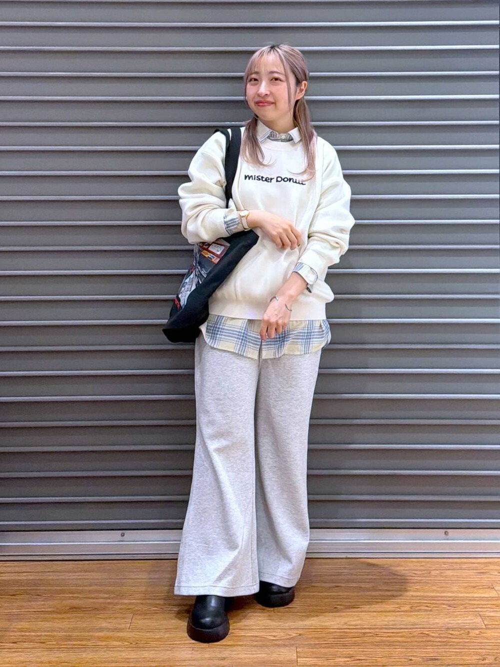 ブラック系のサンダル、ホワイト系のニット/セーター、グレー系のトートバッグを着用したレディースの冬コーディネートの7枚目の写真