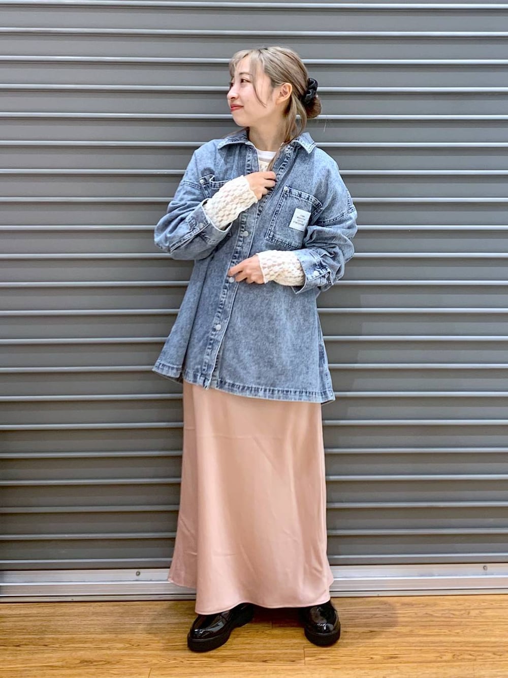 ピンク系のスカート、ブルー系のシャツ/ブラウス、ブラック系のショルダーバッグを着用したレディースの春コーディネートの6枚目の写真