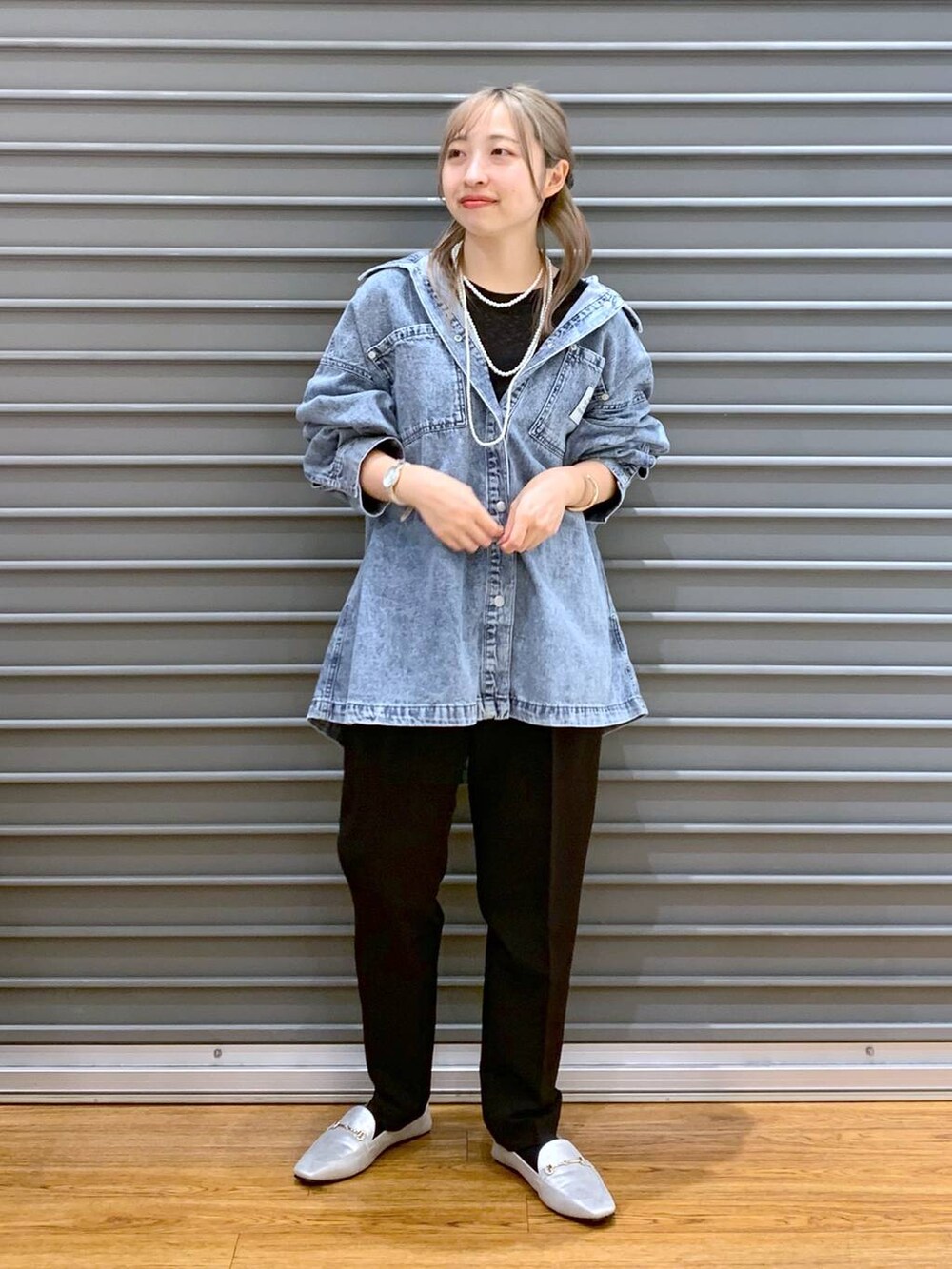ブラック系のTシャツ/カットソー、ブラック系のスーツパンツ、シルバー系のローファーを着用したレディースの冬コーディネートの6枚目の写真