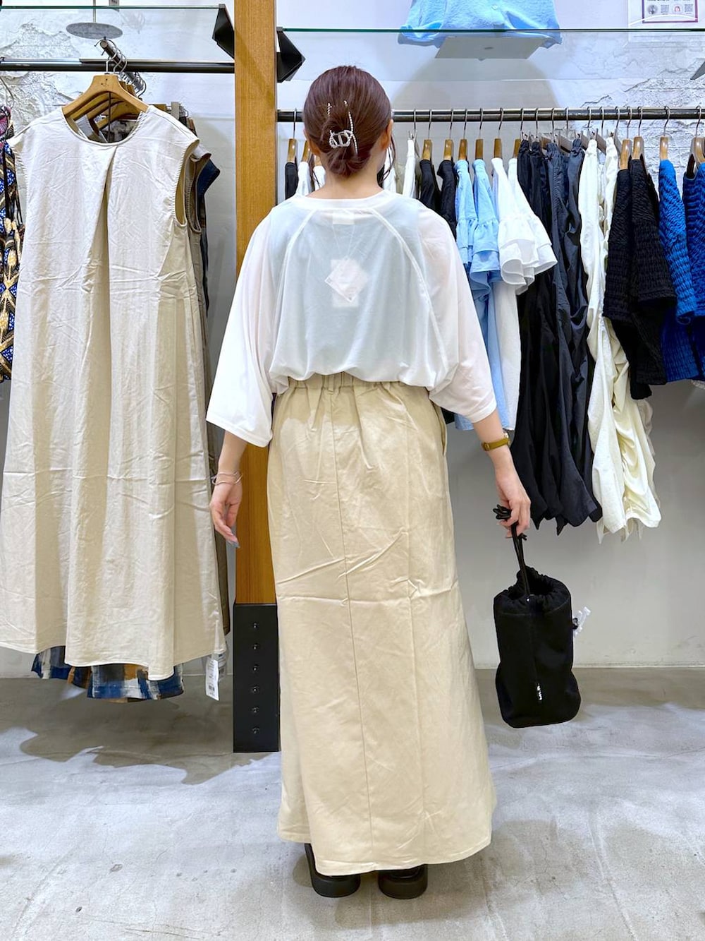 シルバー系のサンダル、ブルー系のタンクトップ、ホワイト系のTシャツ/カットソーを着用したレディースの夏コーディネートの2枚目の写真