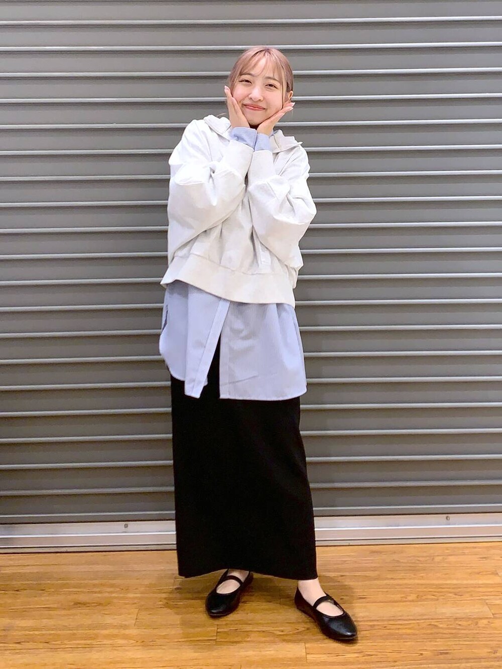 ブラック系のバレエシューズ、ブラック系のショルダーバッグ、ブラック系のスカートを着用したレディースの春コーディネートの3枚目の写真