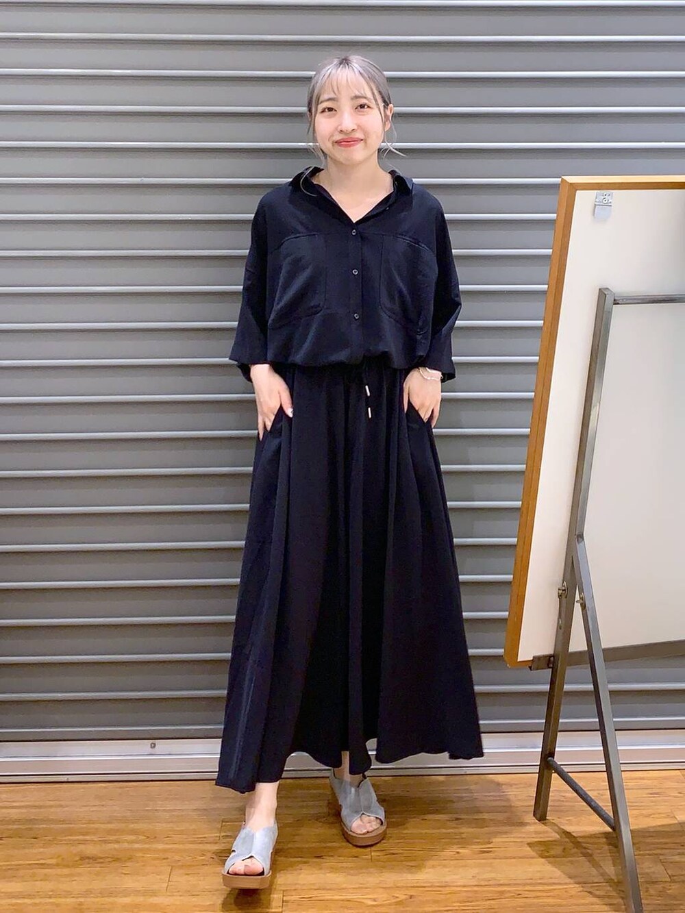 グレー系のショルダーバッグ、シルバー系のサンダル、ブルー系のその他パンツを着用したレディースの夏コーディネートの3枚目の写真