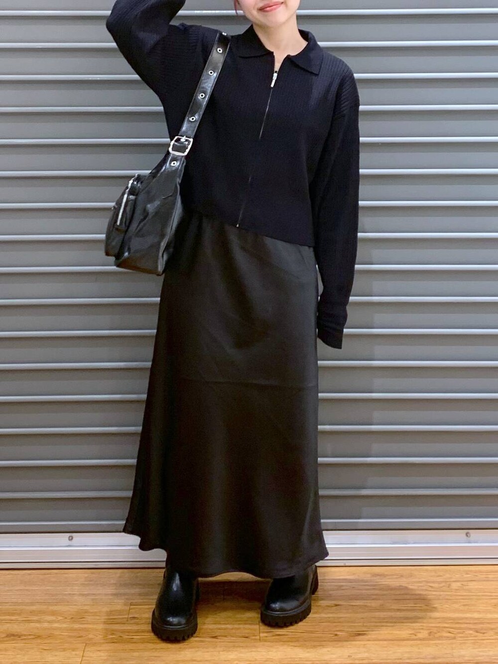 ブラック系のブーツ、ブラック系のカーディガン/ボレロ、ブラック系のスカートを着用したレディースの秋コーディネートの4枚目の写真