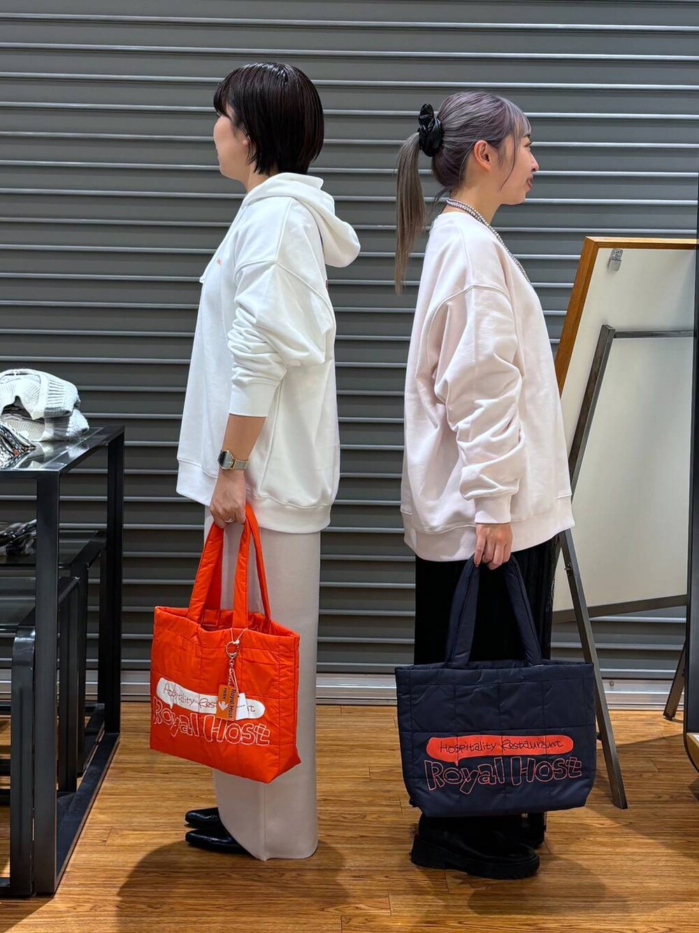 ベージュ系のその他パンツ、ブラック系のスカート、ホワイト系のパーカーを着用したレディースの秋コーディネートの3枚目の写真