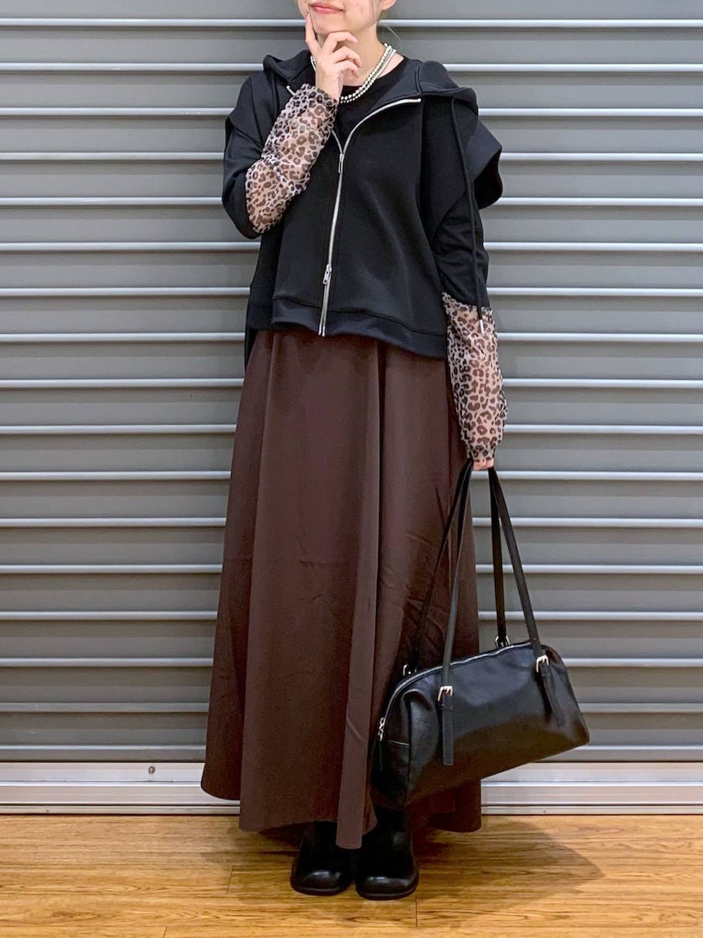 その他のTシャツ/カットソー、ブラック系のその他シューズ、ブラック系のベストを着用したレディースの秋コーディネートの7枚目の写真