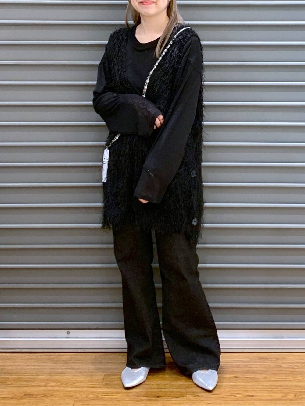 ブラック系のTシャツ/カットソー、ブラック系のデニムパンツ、シルバー系のパンプスを着用したレディースの春コーディネートの4枚目の写真